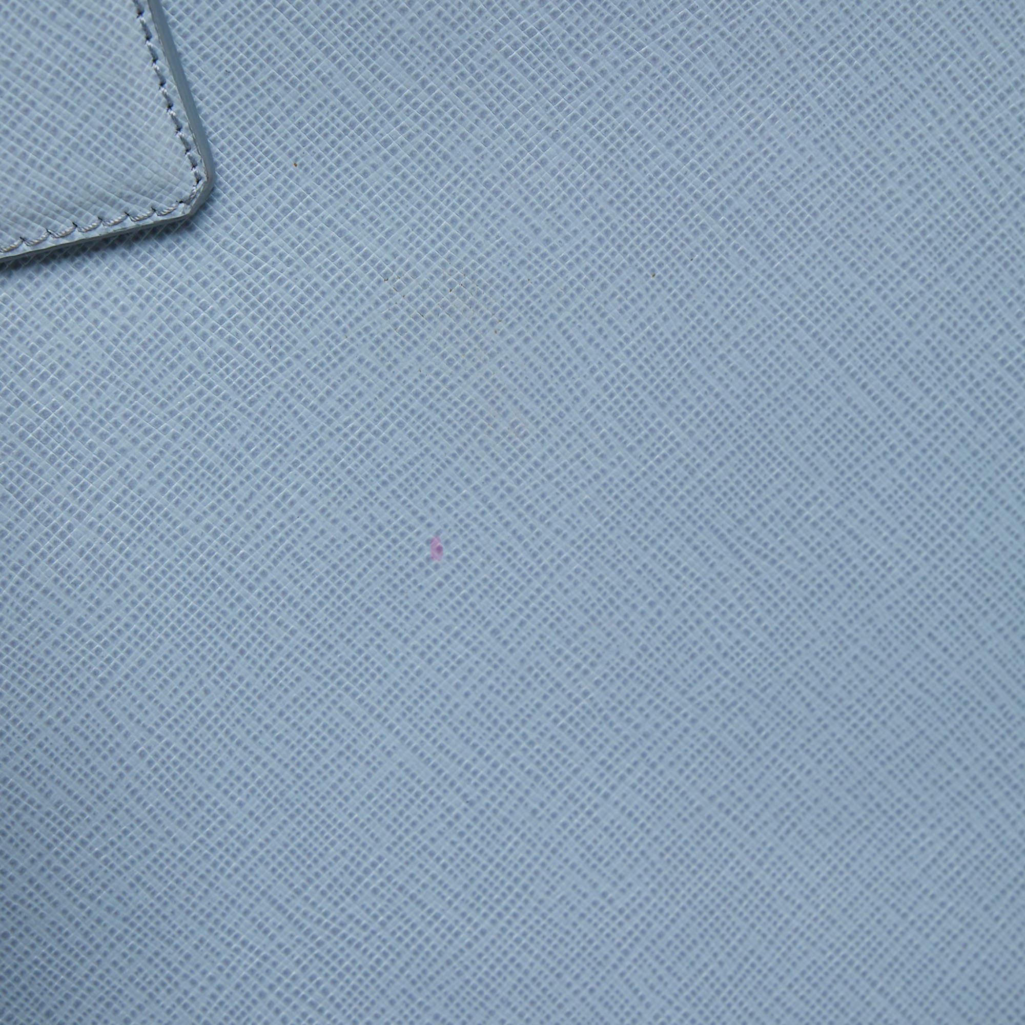 Prada - Sacoche à cadre pyramidal en cuir Saffiano Lux bicolore bleu 8