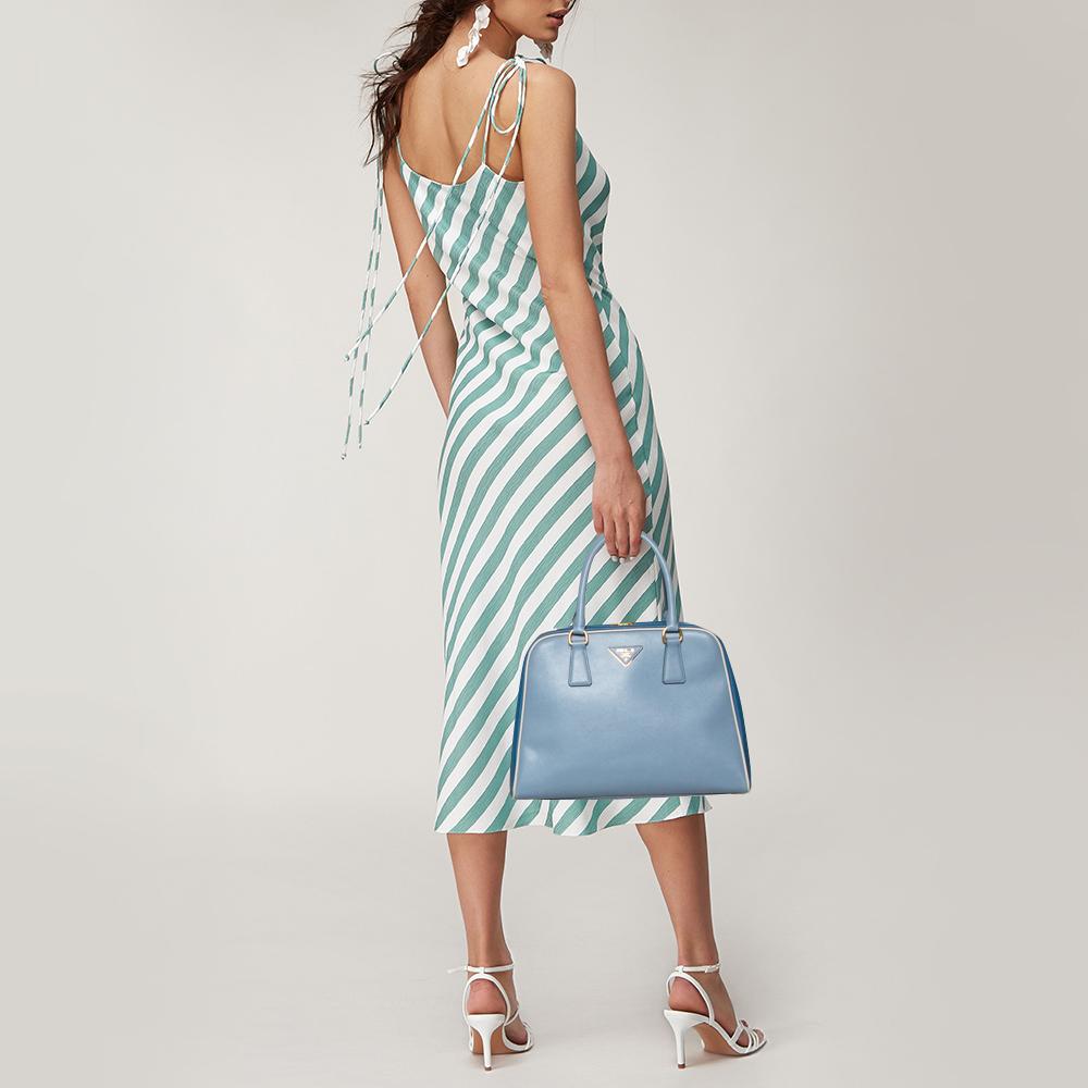 Prada Cartera con Marco Piramidal de Piel Saffiano Lux Azul en Dos Tonos Gris