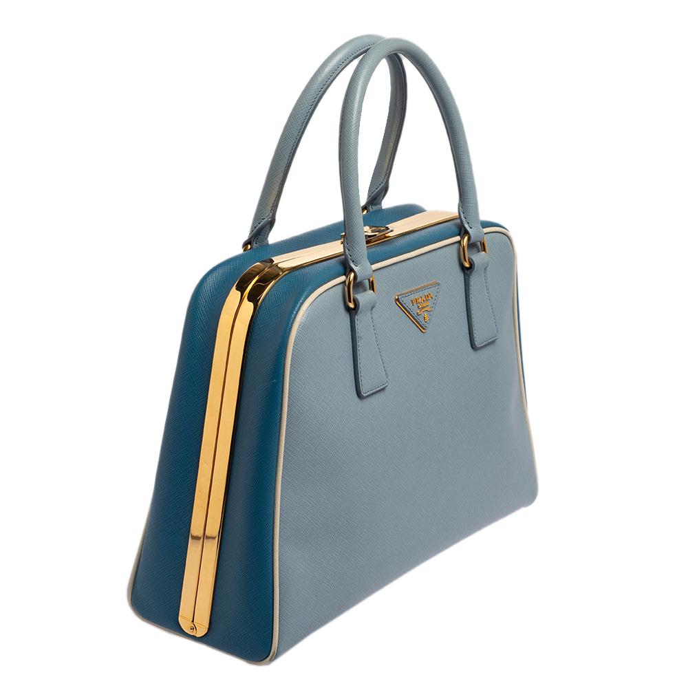 Prada Cartera con Marco Piramidal de Piel Saffiano Lux Azul en Dos Tonos en Bueno Estado en Dubai, Al Qouz 2