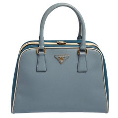 Prada - Sac à main bicolore bleu en cuir Saffiano Lux avec cadre en forme de pyramide