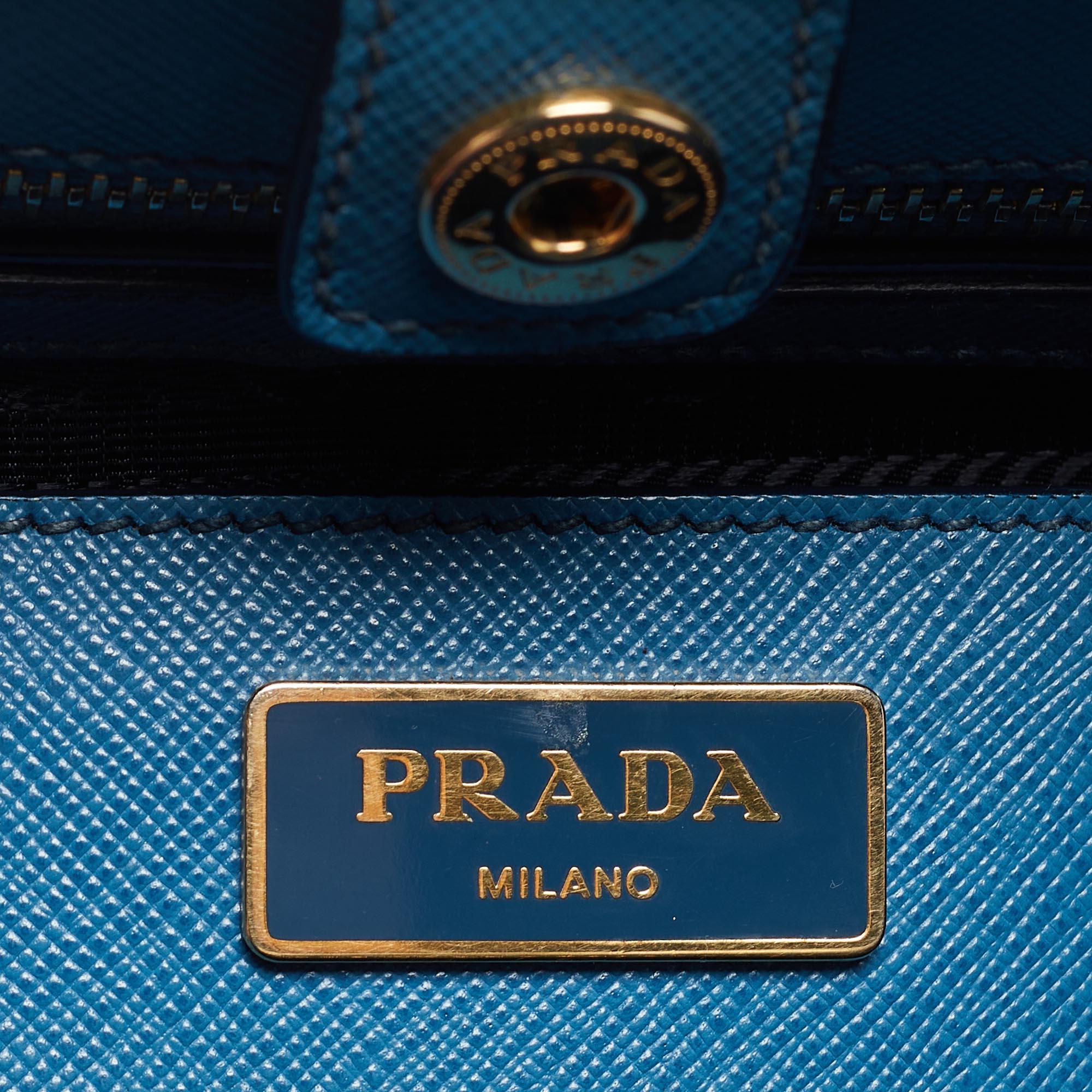 Prada Two Tone Blue Saffiano Lux Leather Tote In Good Condition For Sale In Dubai, Al Qouz 2