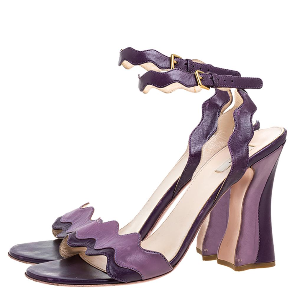 Prada Zweifarbige lila Leder-Sandalen mit Knöchelriemen in Wave Größe 37 (Grau) im Angebot