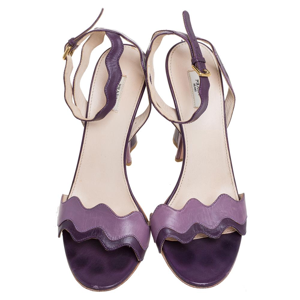 Prada Zweifarbige lila Leder-Sandalen mit Knöchelriemen in Wave Größe 37 im Zustand „Gut“ im Angebot in Dubai, Al Qouz 2