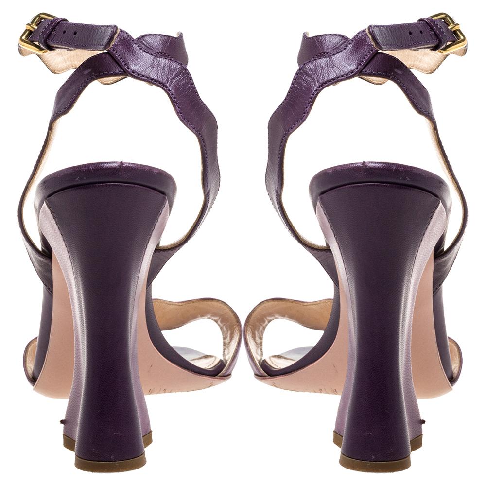 Prada Zweifarbige lila Leder-Sandalen mit Knöchelriemen in Wave Größe 37 Damen im Angebot