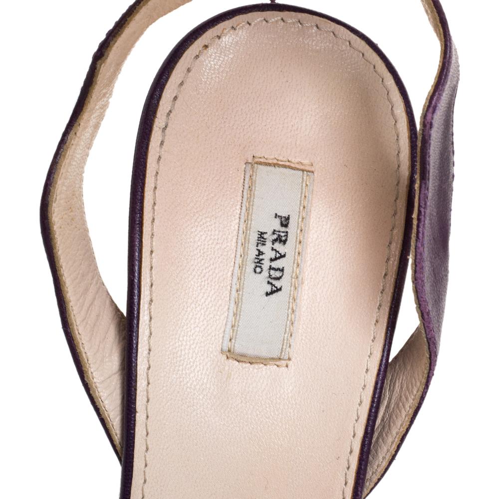 Prada Zweifarbige lila Leder-Sandalen mit Knöchelriemen in Wave Größe 37 im Angebot 1