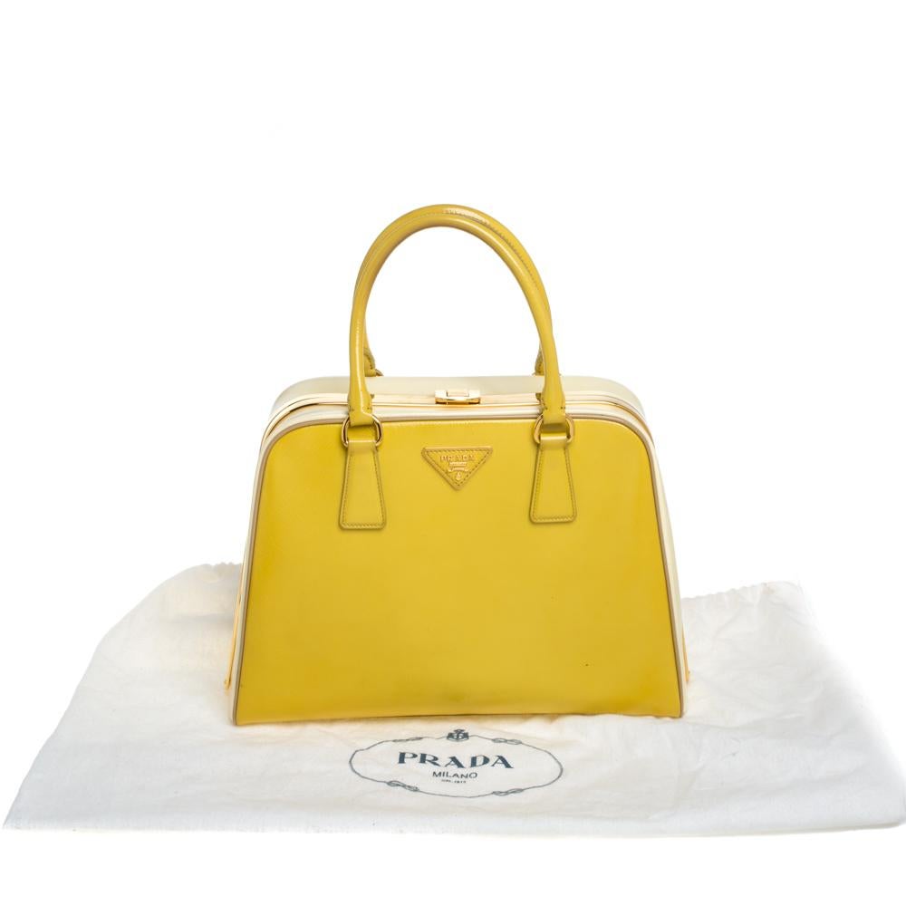 Prada - Sac à main bicolore en cuir jaune saffiano Vernice avec cadre pyramidal 7