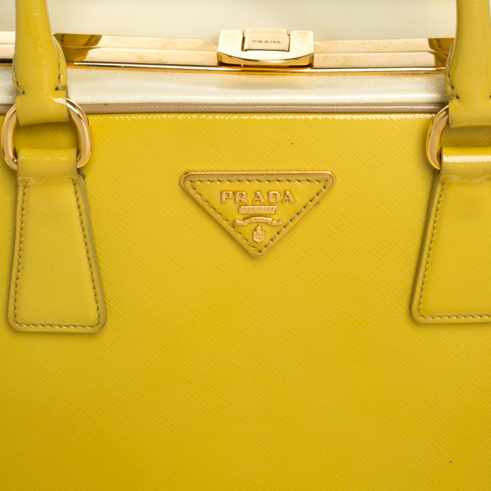 Prada - Sac à main bicolore en cuir jaune saffiano Vernice avec cadre pyramidal 3