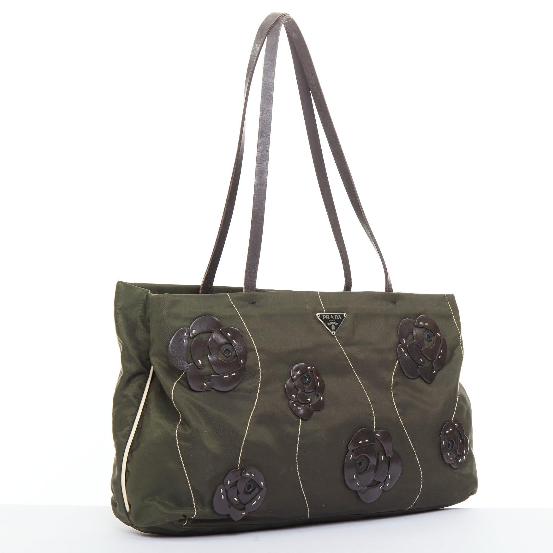 PRADA Vintage 1990s Flower navy green nylon brown floral applique shoulder bag (Schwarz) im Angebot