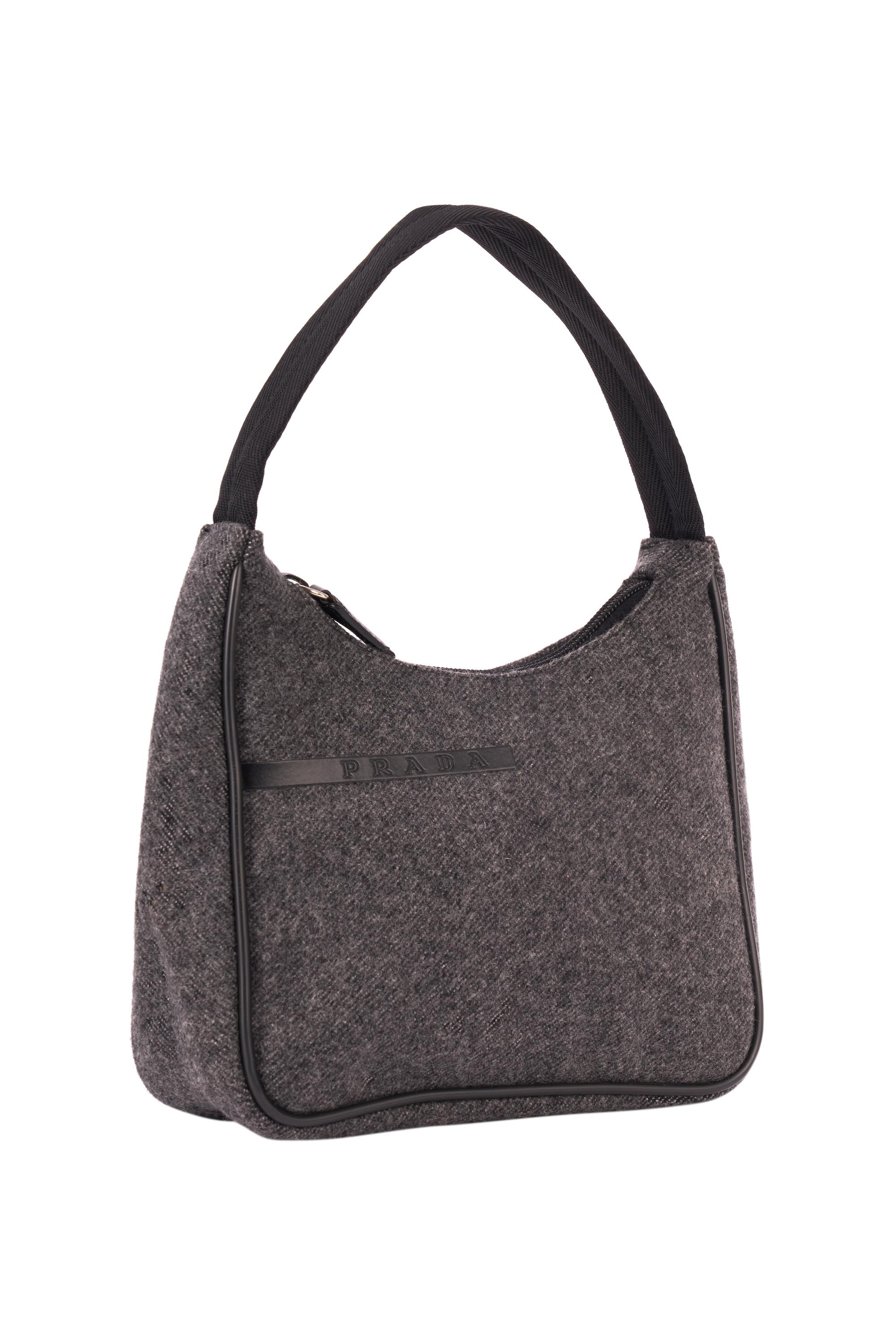 Prada de la collection 1999 laine gris foncé  sac hobo. Comprend un porte-clés et une fermeture à glissière. Pré-utilisé, en excellent état vintage.

Marque : Prada
Couleur : Gris
Sac hobo
Fabrice : Laine
Sac à poussière : Non
Carte