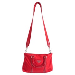 Prada Vintage 2004 Rote Nylon-Umhängetasche