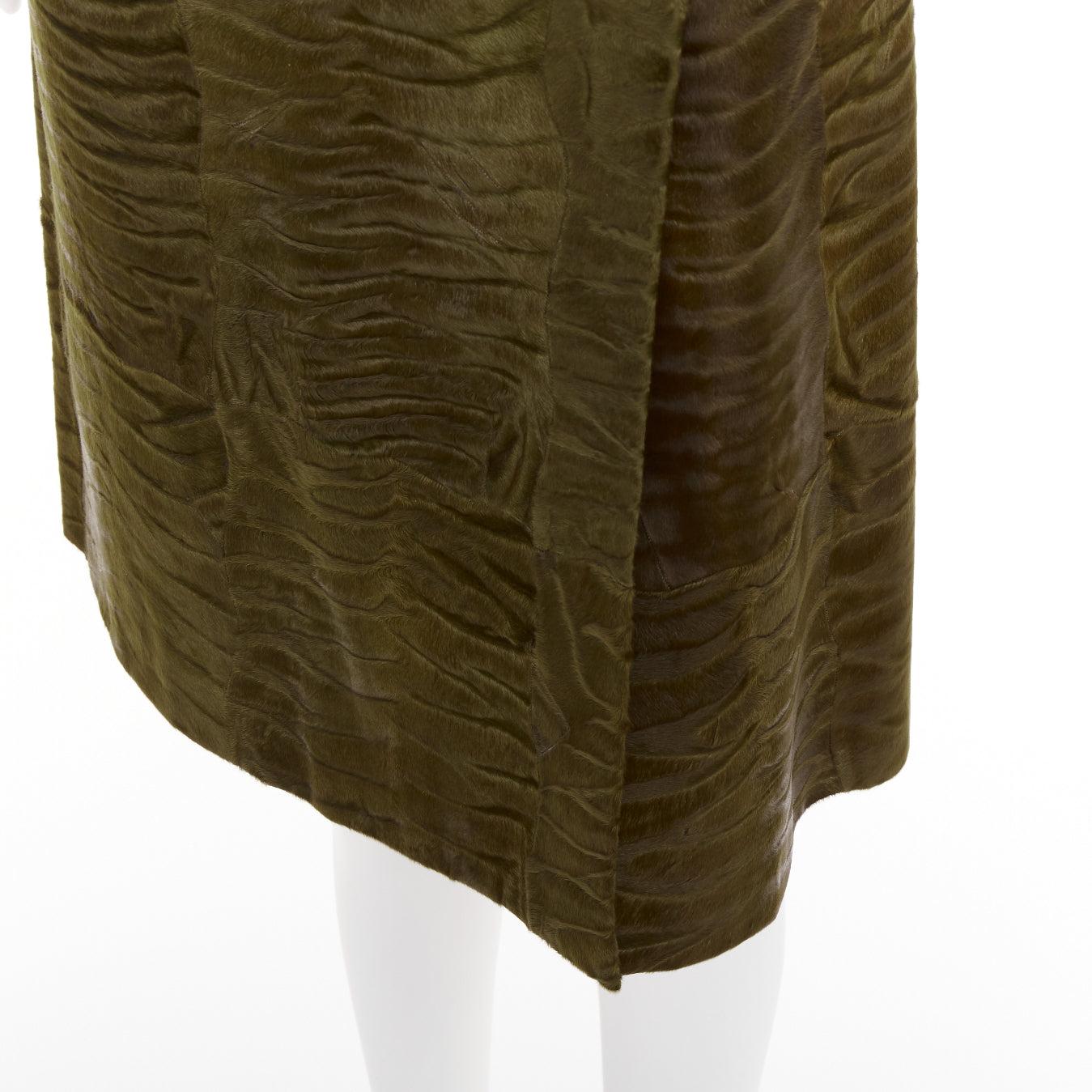 PRADA Vintage 2004 Falda a la rodilla de piel de cordero persa verde musgo IT40 S
Referencia: NKLL/A00622
Marca: Prada
Diseñador: Miuccia Prada
Colección: AW2004 - Pasarela
Material: Nylon
Color: Verde
Patrón: Estampado animal
Cierre: Botones a