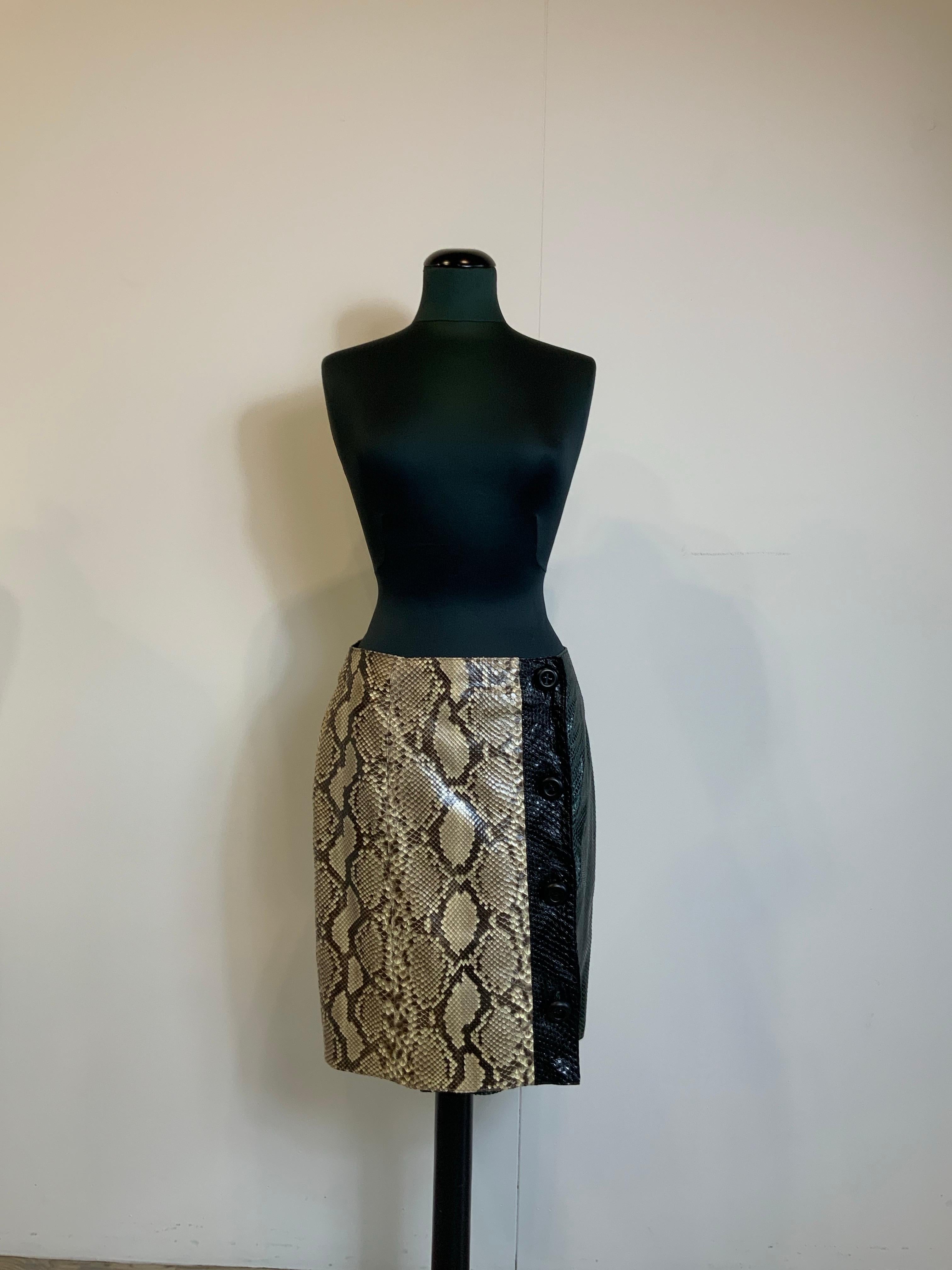 Prada skirt.
Collezione 2011 di capi d'abbigliamento vintage.
In pitone nei toni del beige e del marrone.
Taglia italiana 42.
Lunghezza 53 cm
Vita 38 cm
Fianchi 49 cm
L'articolo è in ottime condizioni e presenta segni di normale utilizzo.
Questo
