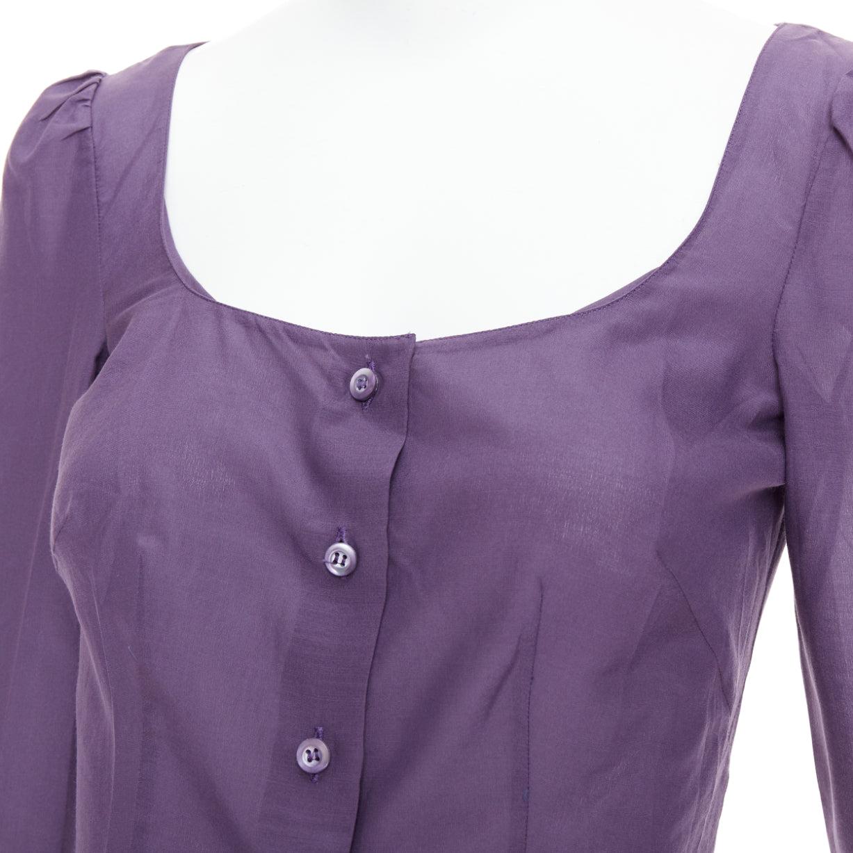 Prada Vintage anni '90, camicia in 100% seta con scollo a pallina e maniche increspate IT38 XS
Riferimento: TGAS/E00614
Marchio: Prada
Stilista: Miuccia Prada
Materiale: Seta
Colore: viola
Modello: Tinta unita
Chiusura: bottone
Dettagli extra: Collo