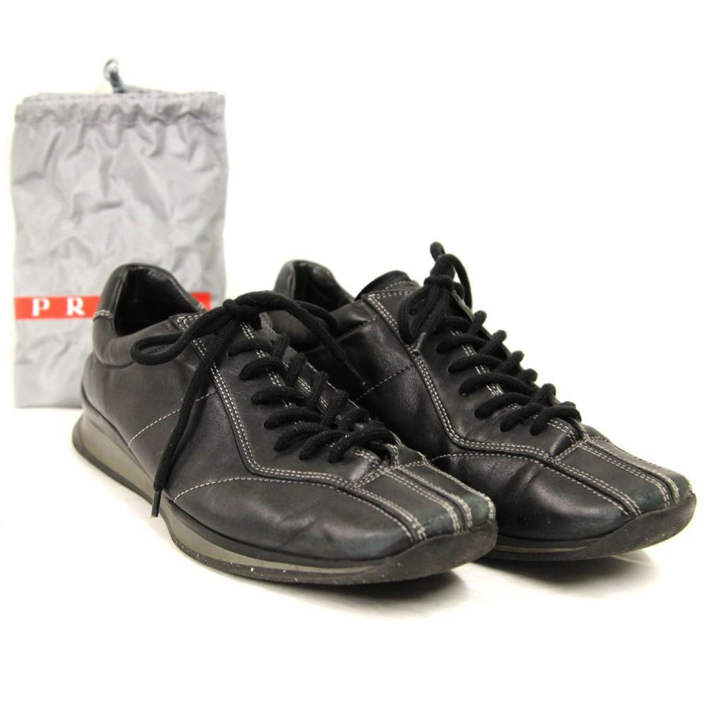 Prada black leather 2000s lace-up shoes with contrasting stitchings, round toe and rubber sole with Prada Linea Rossa logo.

Size: 38 ½ EU

Insole: 25 cm

Product code: X5305

Notes: The shoes show signs of wear on the toe, as shown in the