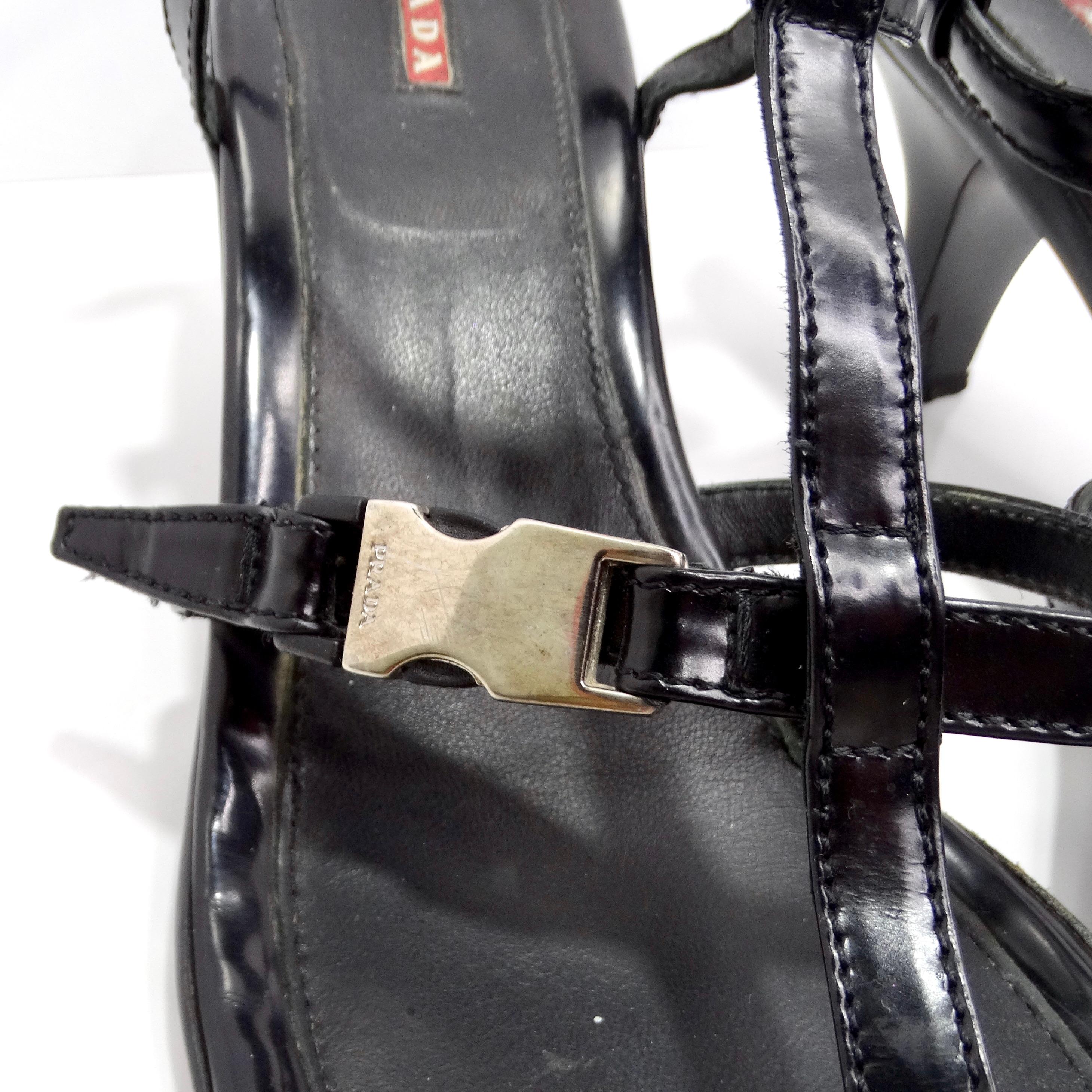 Prada Vintage - Chaussures à talons hauts en cuir noir avec boucle et lanières Bon état à Scottsdale, AZ