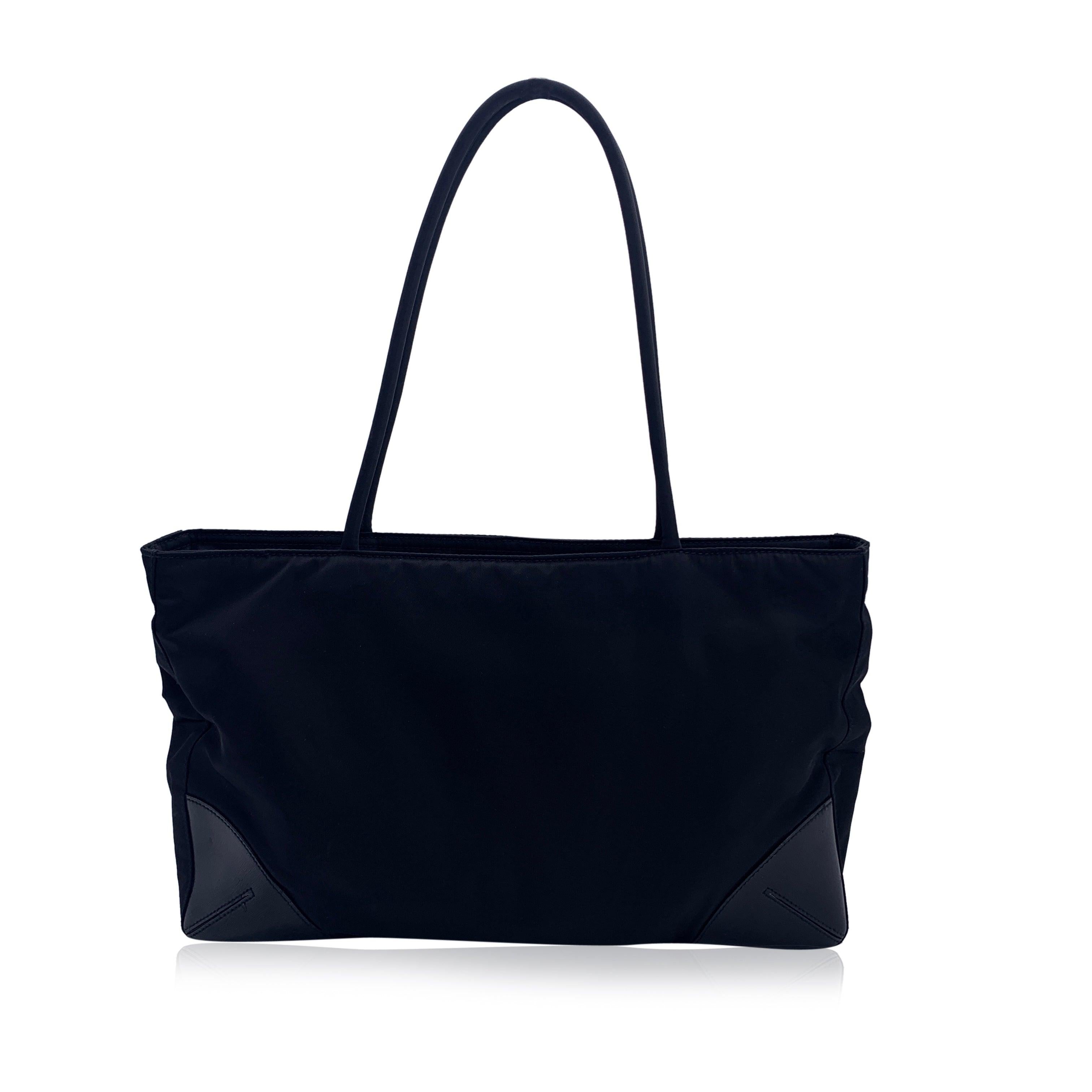 Prada Vintage Noir Nylon Tessuto Triangle Logo Tote Bag Handbag Bon état à Rome, Rome