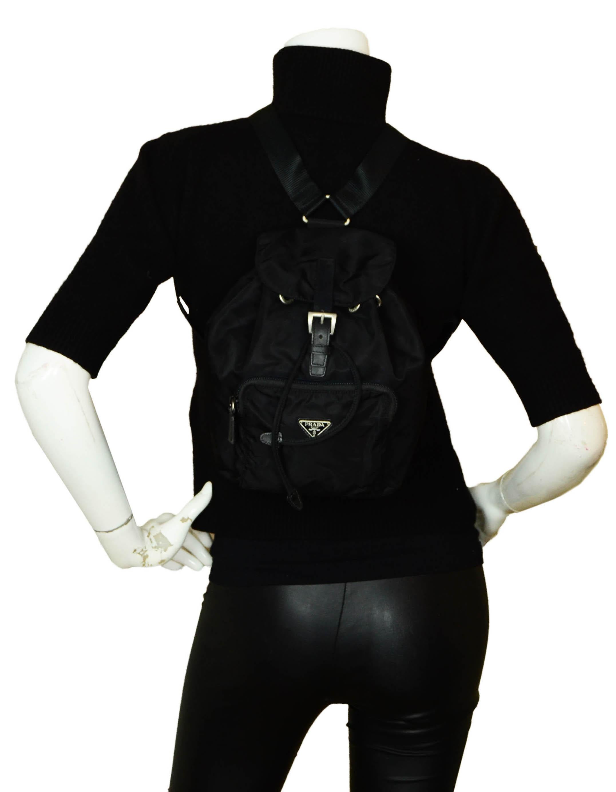 Prada Schwarzer Tessuto Nylon Mini-Rucksack Tasche.  Mit Reißverschlusstasche auf der Vorderseite und zwei verstellbaren Riemen aus Segeltuch mit Lederbesatz.

Hergestellt in: Italien
Farbe: Schwarz
Hardware: Silvertone
MATERIALIEN: Tessuto-Nylon