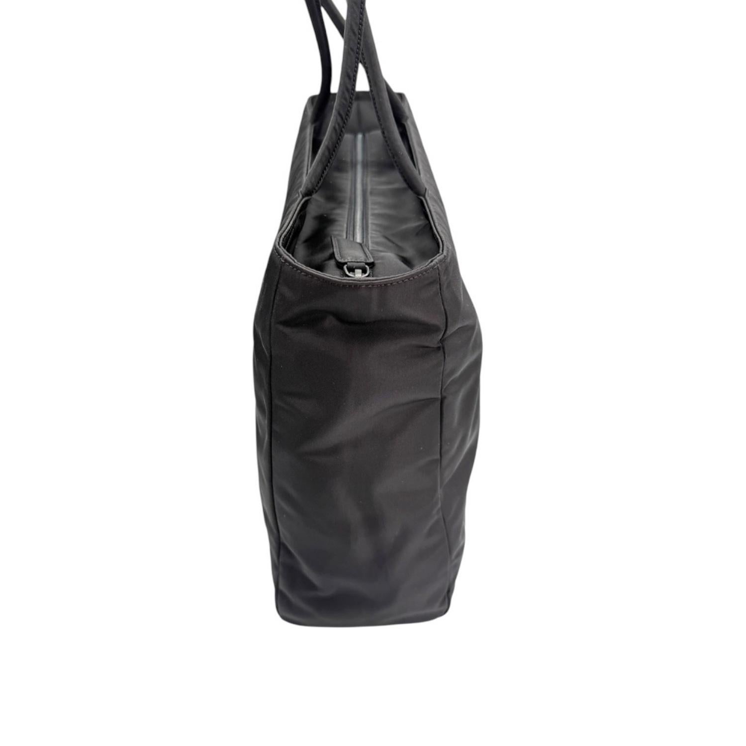Prada Vintage Borsa Nero Tessuto Zipped City Tote B4680 In Good Condition For Sale In Scottsdale, AZ