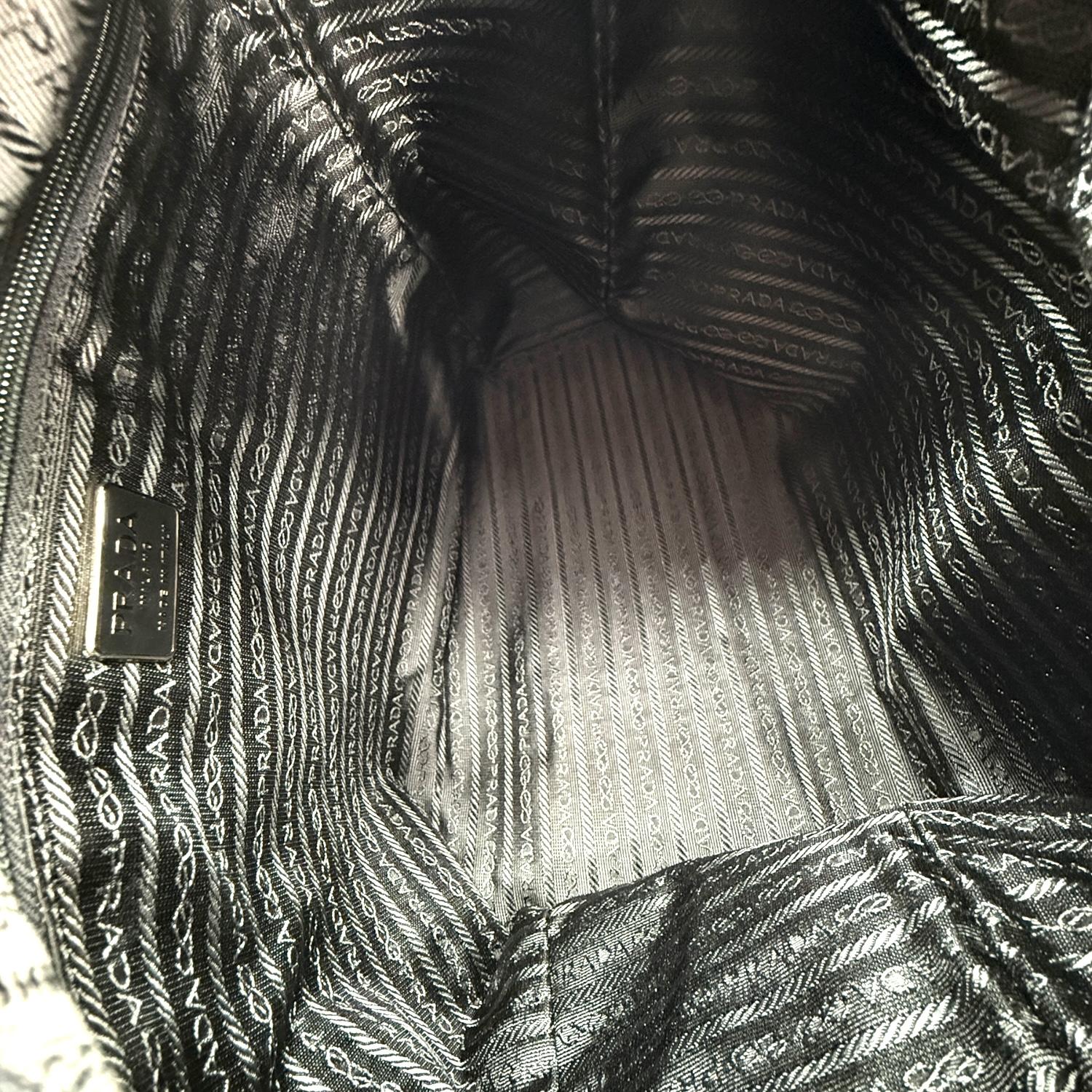 Women's or Men's Prada Vintage Borsa Nero Tessuto Zipped City Tote B4680 For Sale