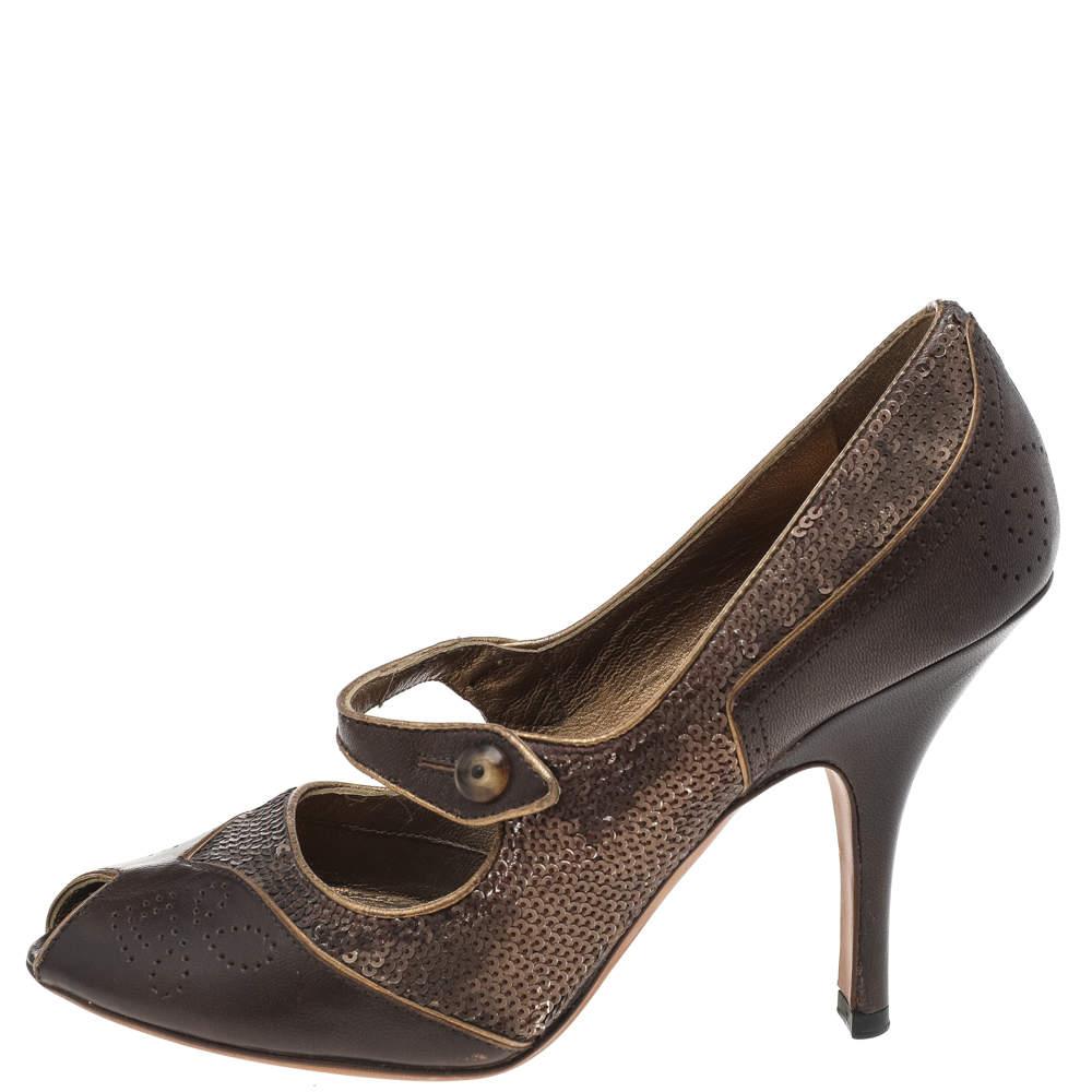 Enchanting and attractive these Mary Jane pumps from the House of Prada are beautiful in every way. They are made from vintage brown leather and sequins on the exterior. They are completed with peep toes and 10.5 cm heels for a classy effect.