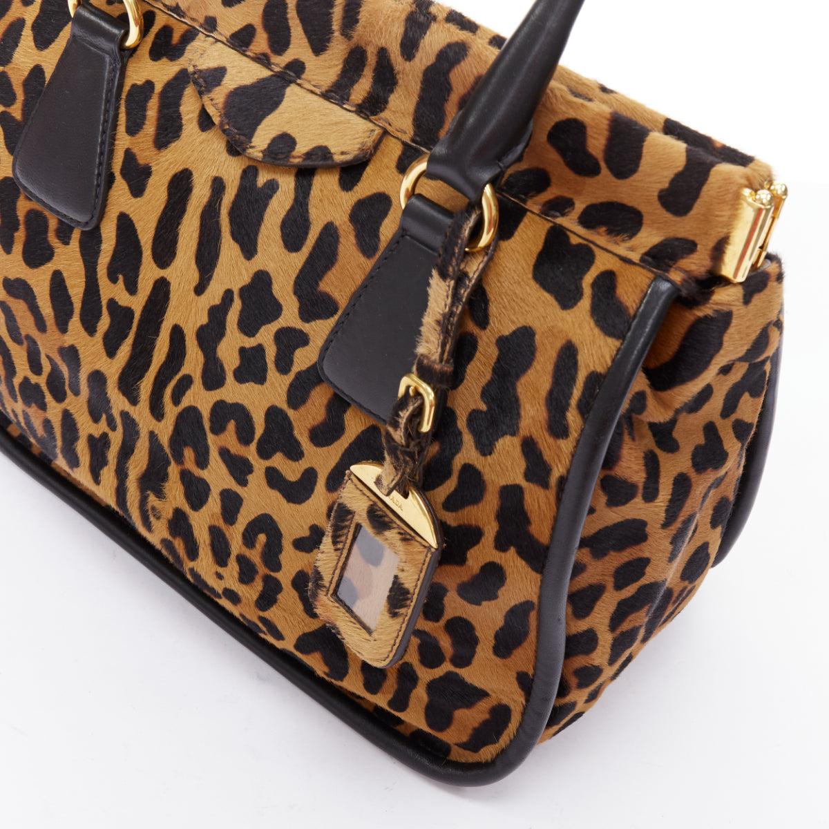 Bolso tote PRADA Vintage Cavallino marrón negro leopardo pelo de becerro marco dorado en venta 2