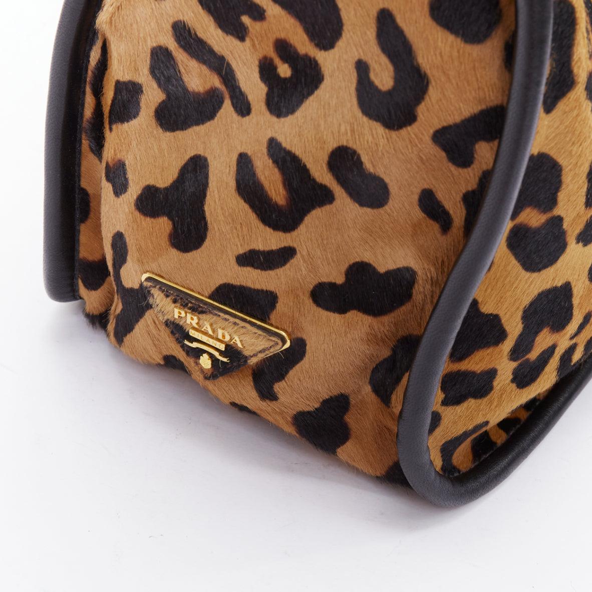 Bolso tote PRADA Vintage Cavallino marrón negro leopardo pelo de becerro marco dorado en venta 3