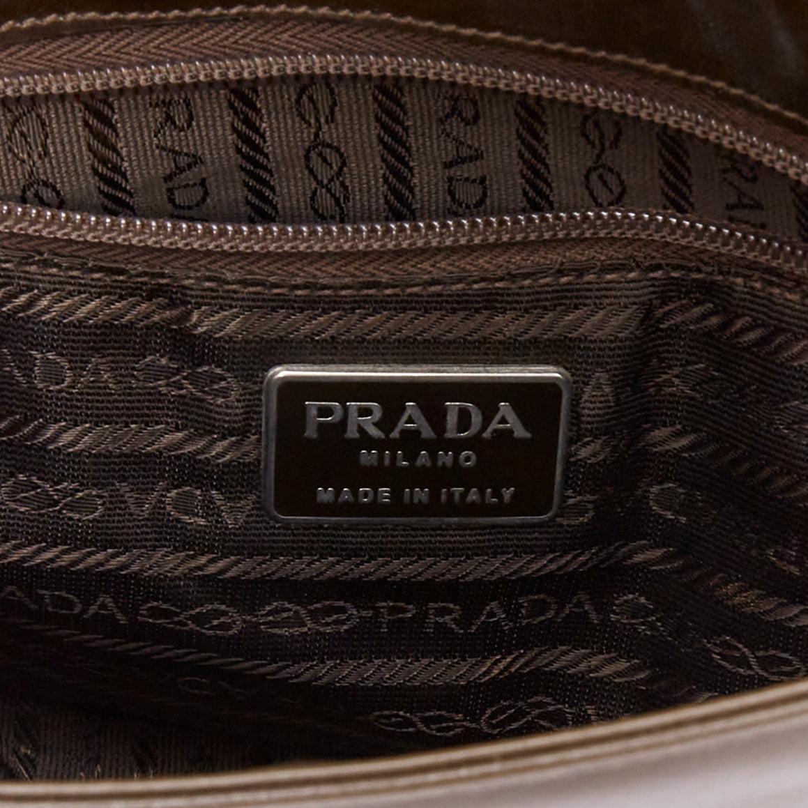 PRADA Vintage sac à rabat en cuir marron foncé avec logo en acrylique en vente 5