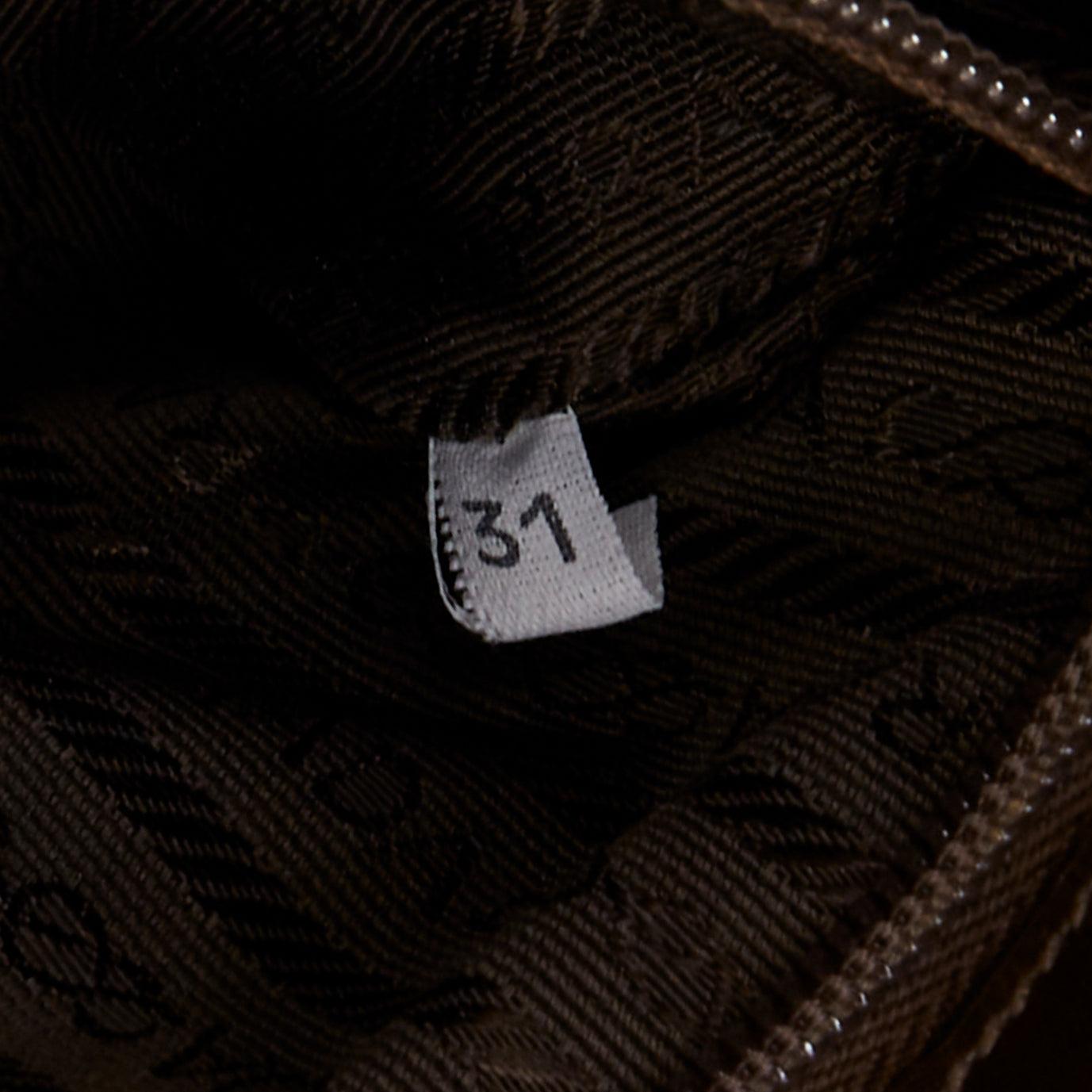 PRADA Vintage sac à rabat en cuir marron foncé avec logo en acrylique en vente 6