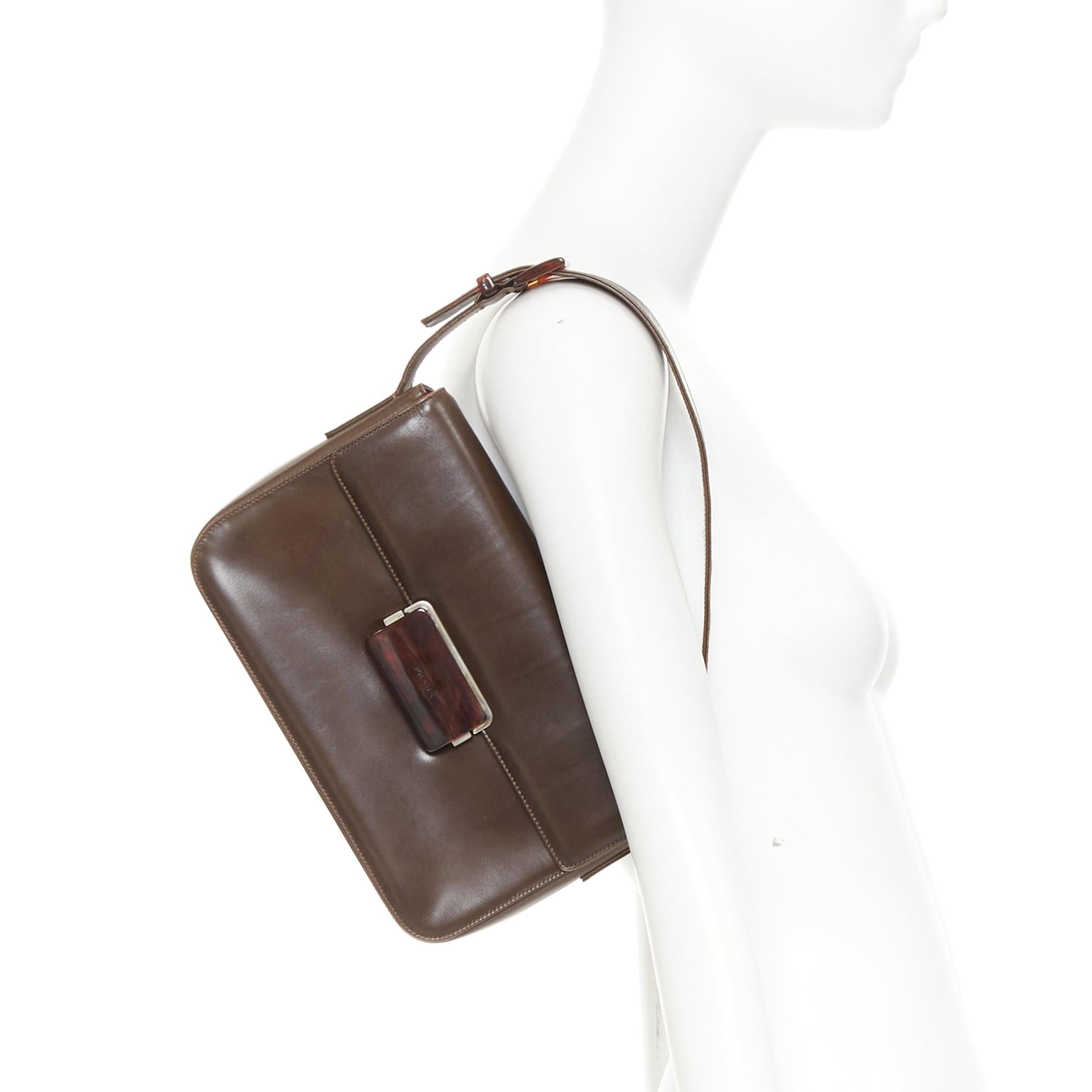 PRADA Vintage sac à rabat en cuir marron foncé avec logo en acrylique
Référence : SNKO/A00608
Marque : Prada
Designer : Miuccia Prada
MATERIAL : Cuir, acrylique
Couleur : marron, argent
Motif : Solide
Fermeture : Fermeture à poussoir
Doublure :