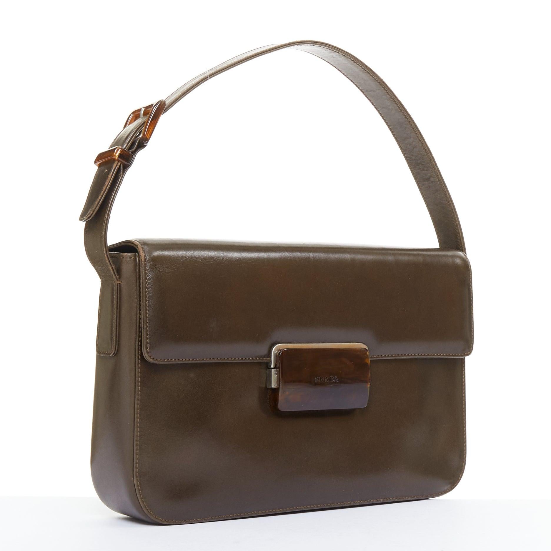 Noir PRADA Vintage sac à rabat en cuir marron foncé avec logo en acrylique en vente