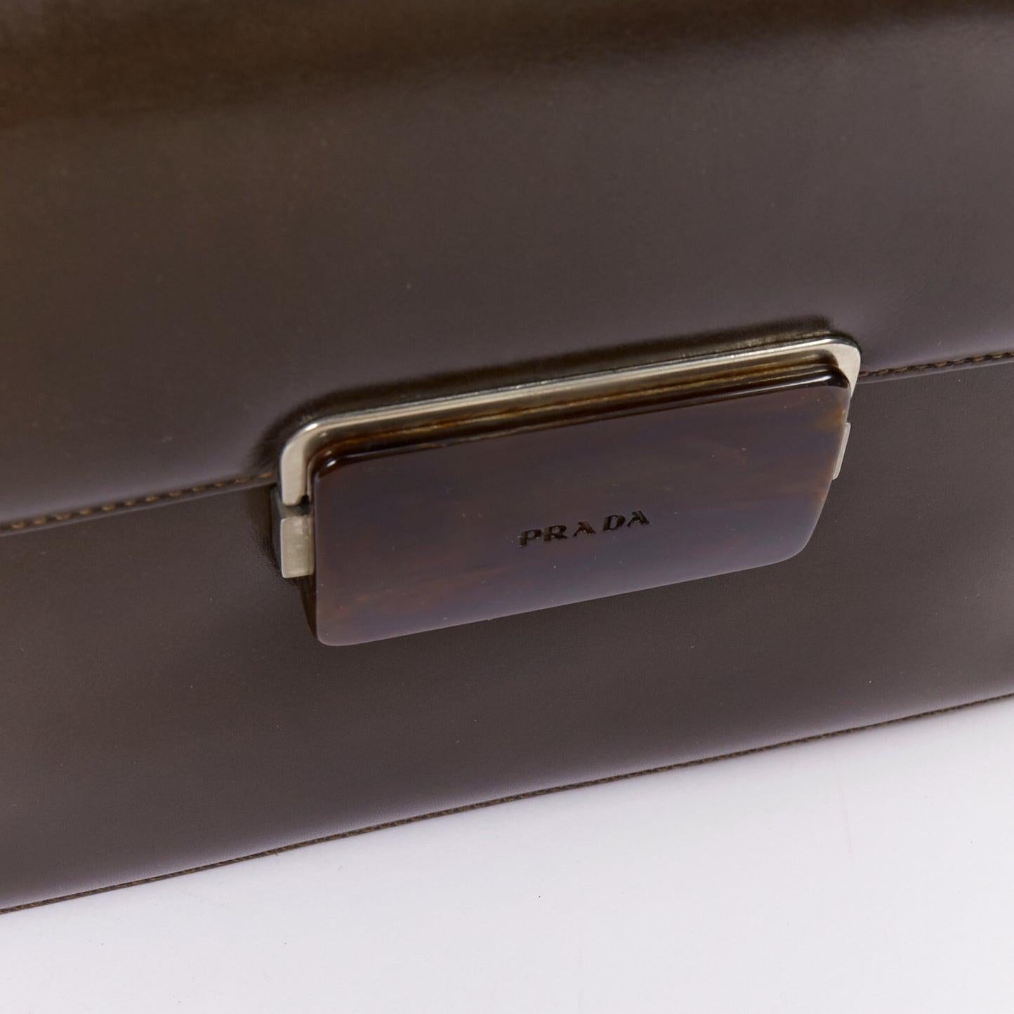 PRADA Vintage sac à rabat en cuir marron foncé avec logo en acrylique en vente 2