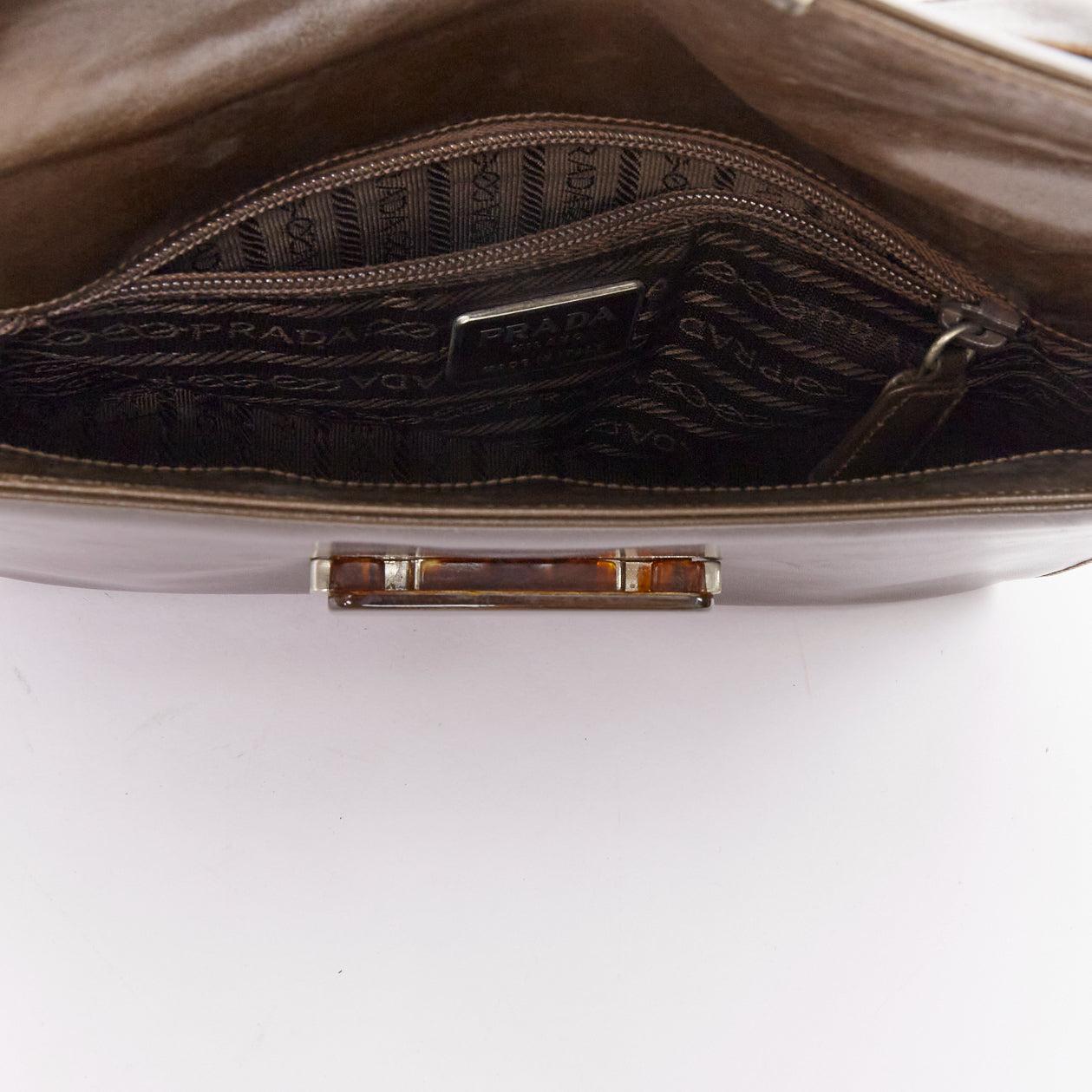 PRADA Vintage sac à rabat en cuir marron foncé avec logo en acrylique en vente 4