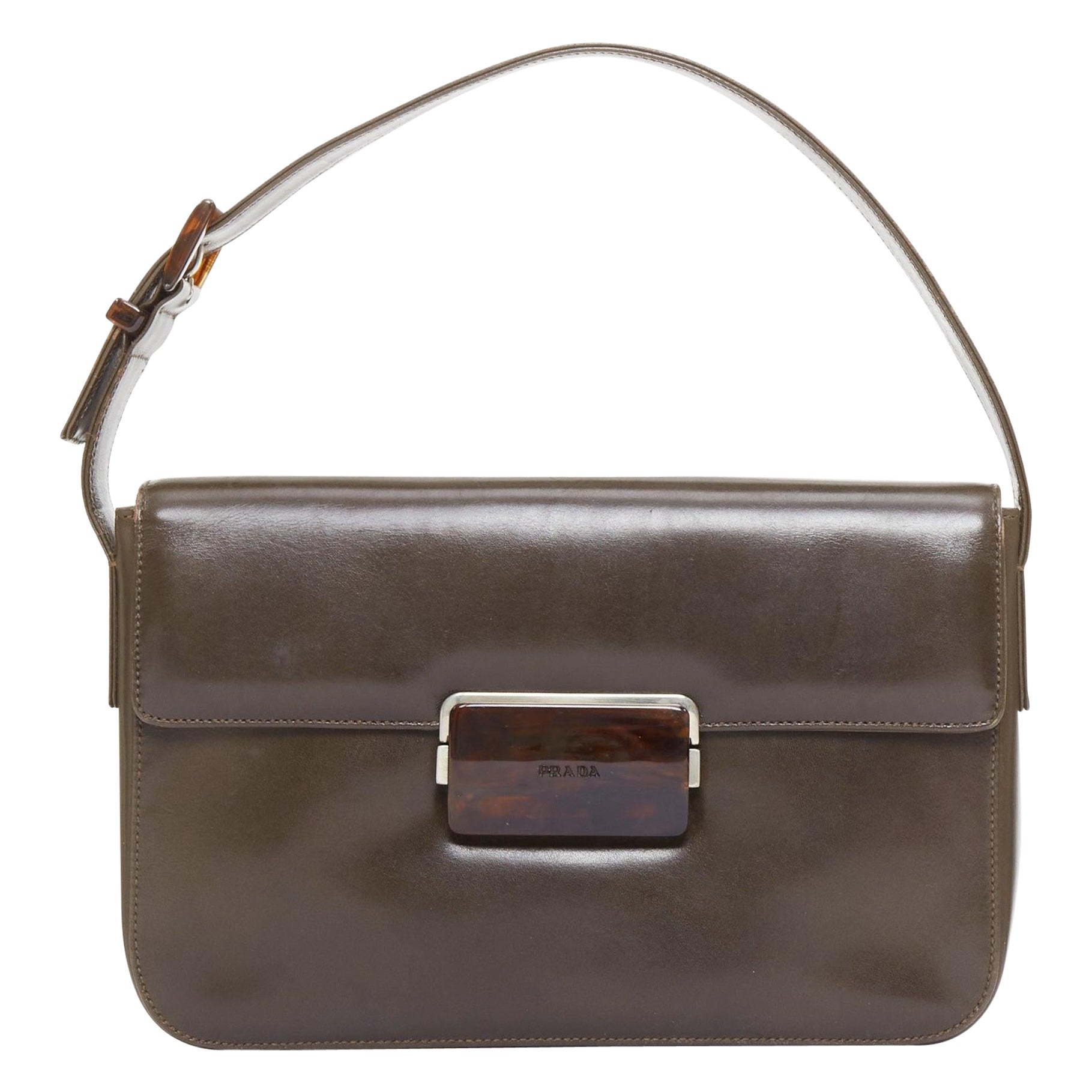 PRADA Vintage sac à rabat en cuir marron foncé avec logo en acrylique en vente