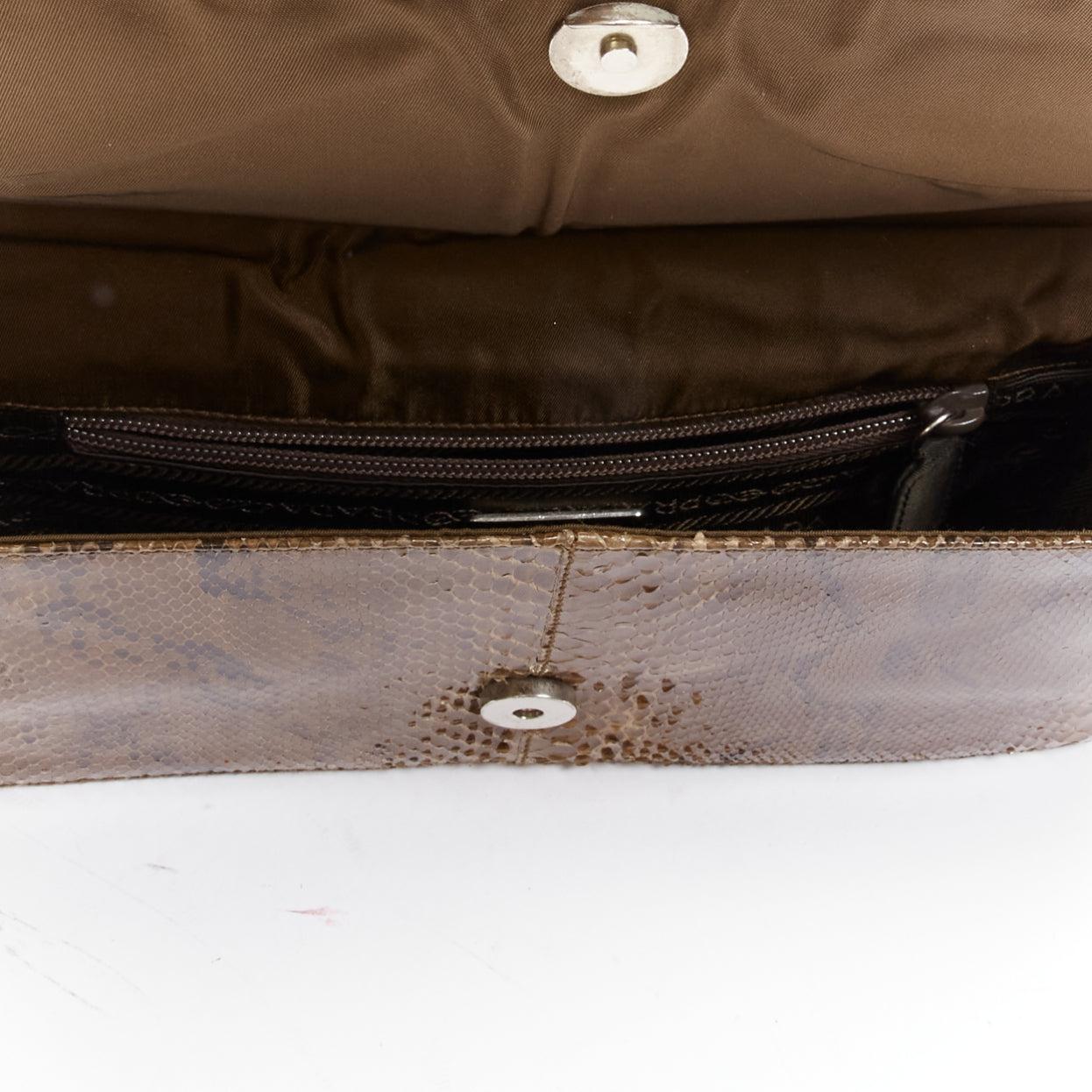 PRADA Vintage sac à bandoulière en cuir marron brillant à maillons de chaîne acrylique en vente 7