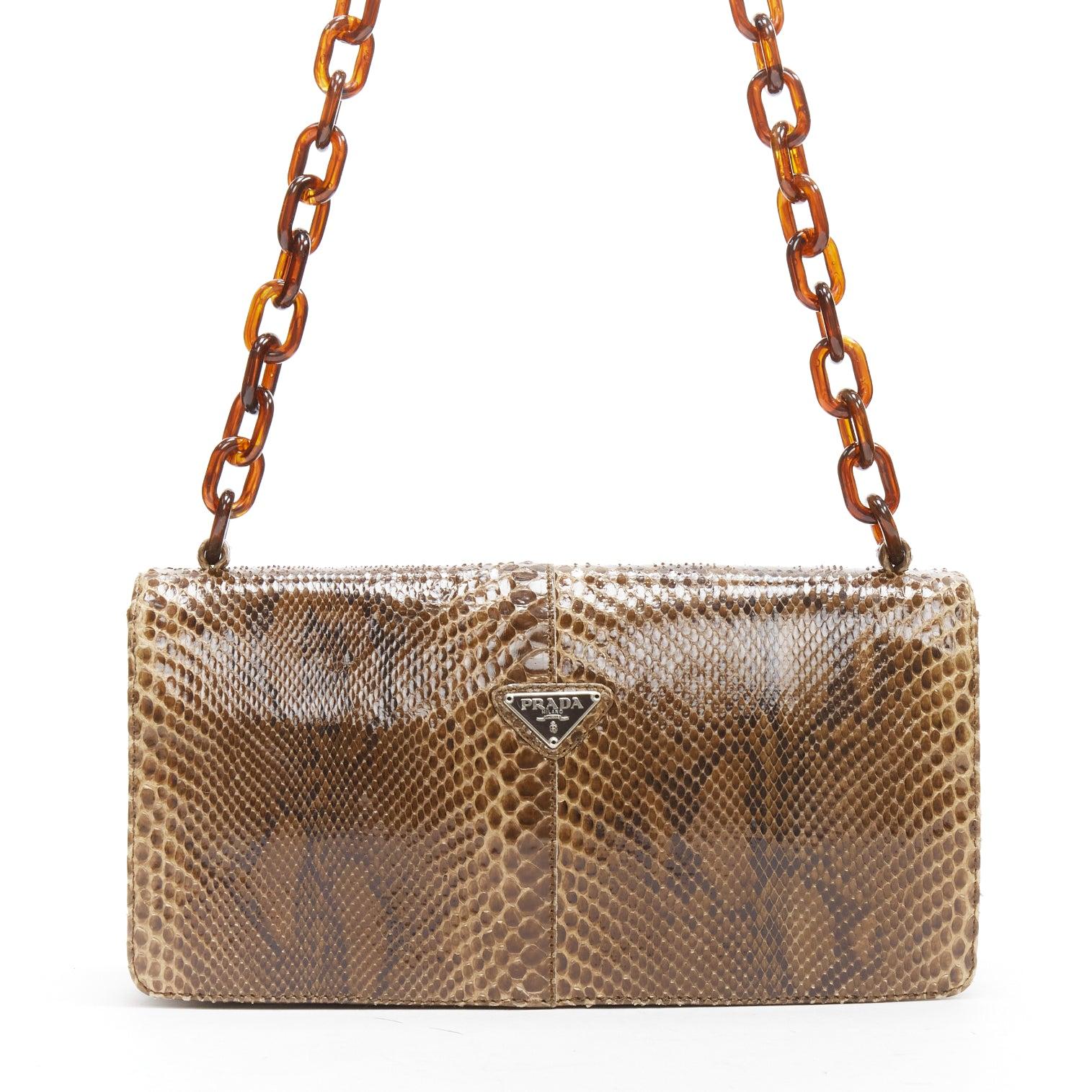 PRADA Vintage sac à bandoulière en cuir marron brillant à maillons de chaîne acrylique en vente 1