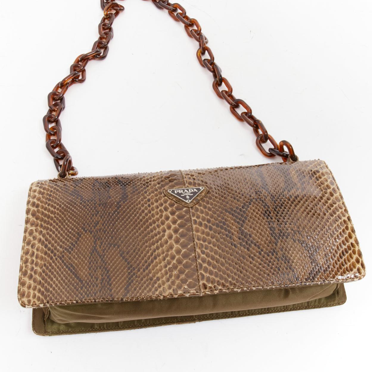 PRADA Vintage sac à bandoulière en cuir marron brillant à maillons de chaîne acrylique en vente 3