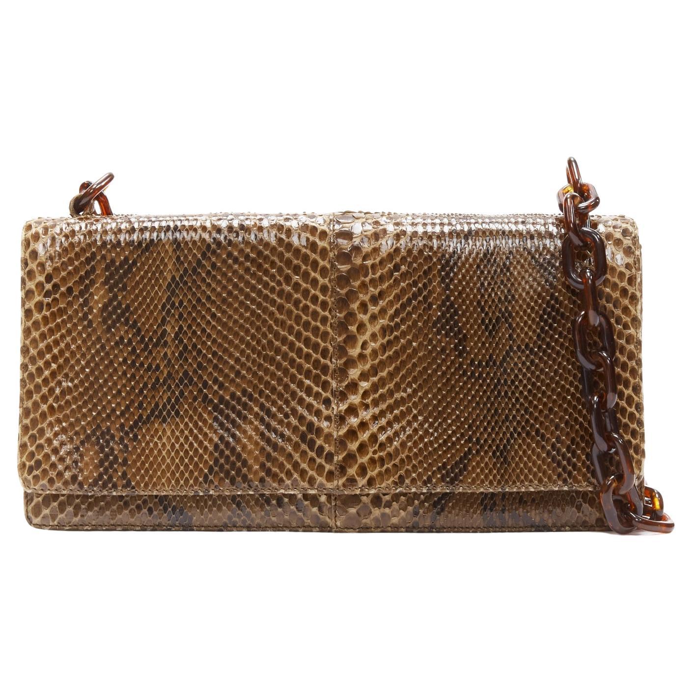 PRADA Vintage sac à bandoulière en cuir marron brillant à maillons de chaîne acrylique en vente