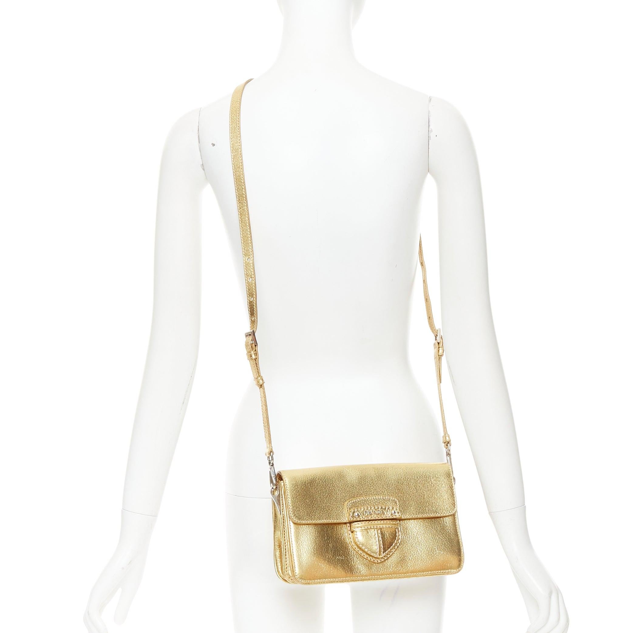 PRADA Vintage Gold metallic leather silver logo flap crossbody bag
Référence : TGAS/F00181
Marque : Prada
Designer : Miuccia Prada
MATERIAL : Cuir
Couleur : or, argent
Motif : Solide
Fermeture : aimant
Doublure : Cuir nude
Détails supplémentaires :