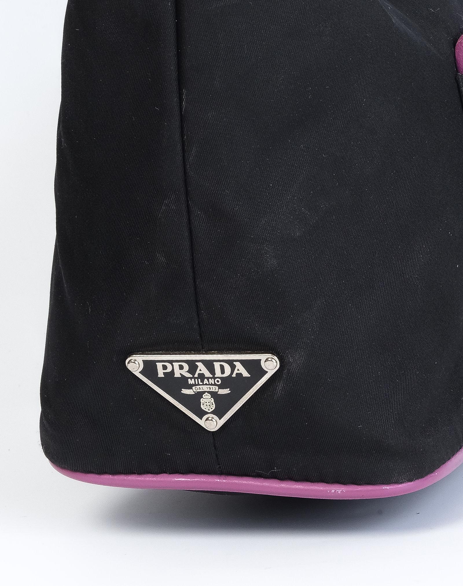 Prada - Petite pochette vintage en nylon noir avec finitions violettes Bon état - En vente à Montreal, Quebec