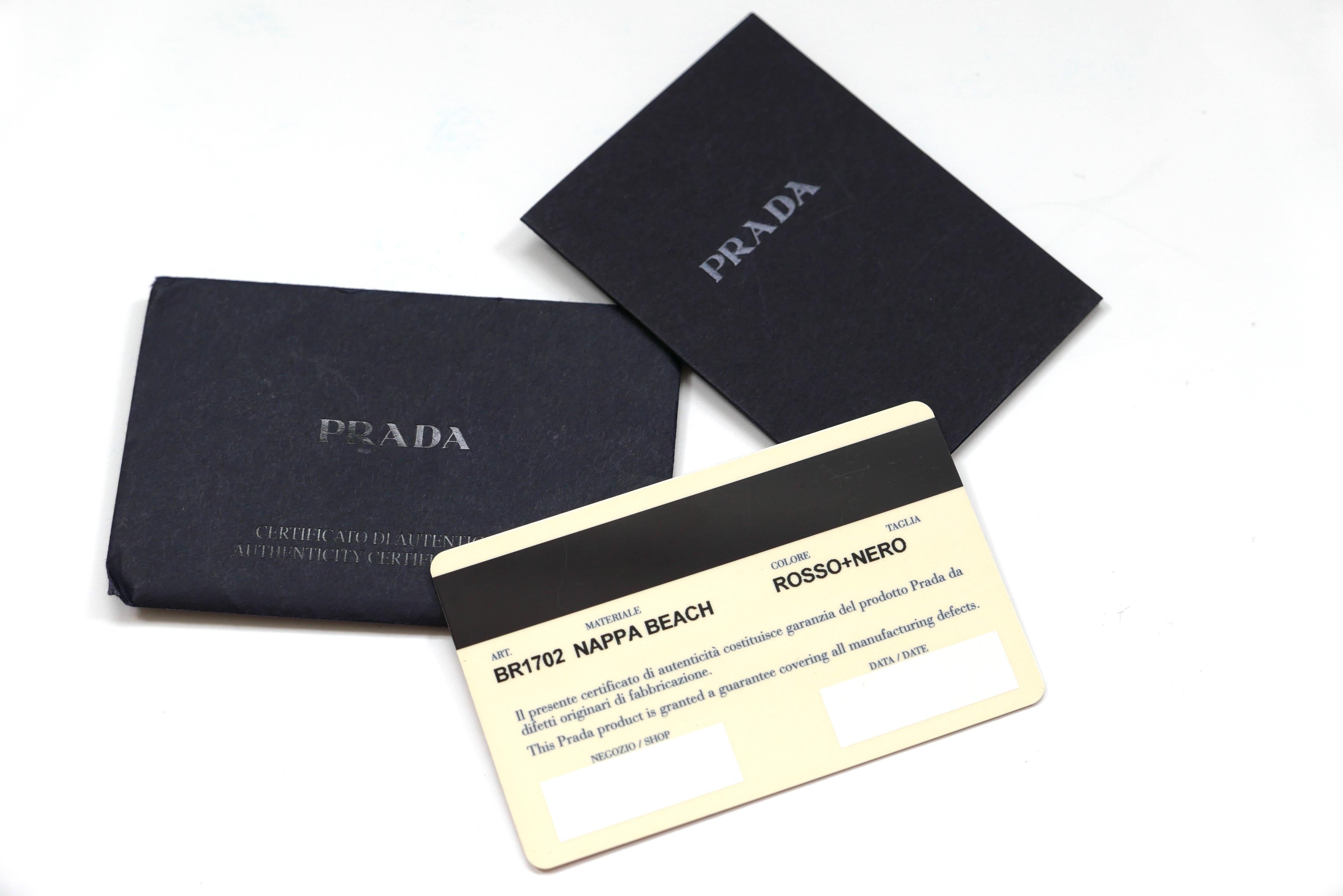 Prada Vintage Nappa Beach Rosso Nero années 2000 en vente 5