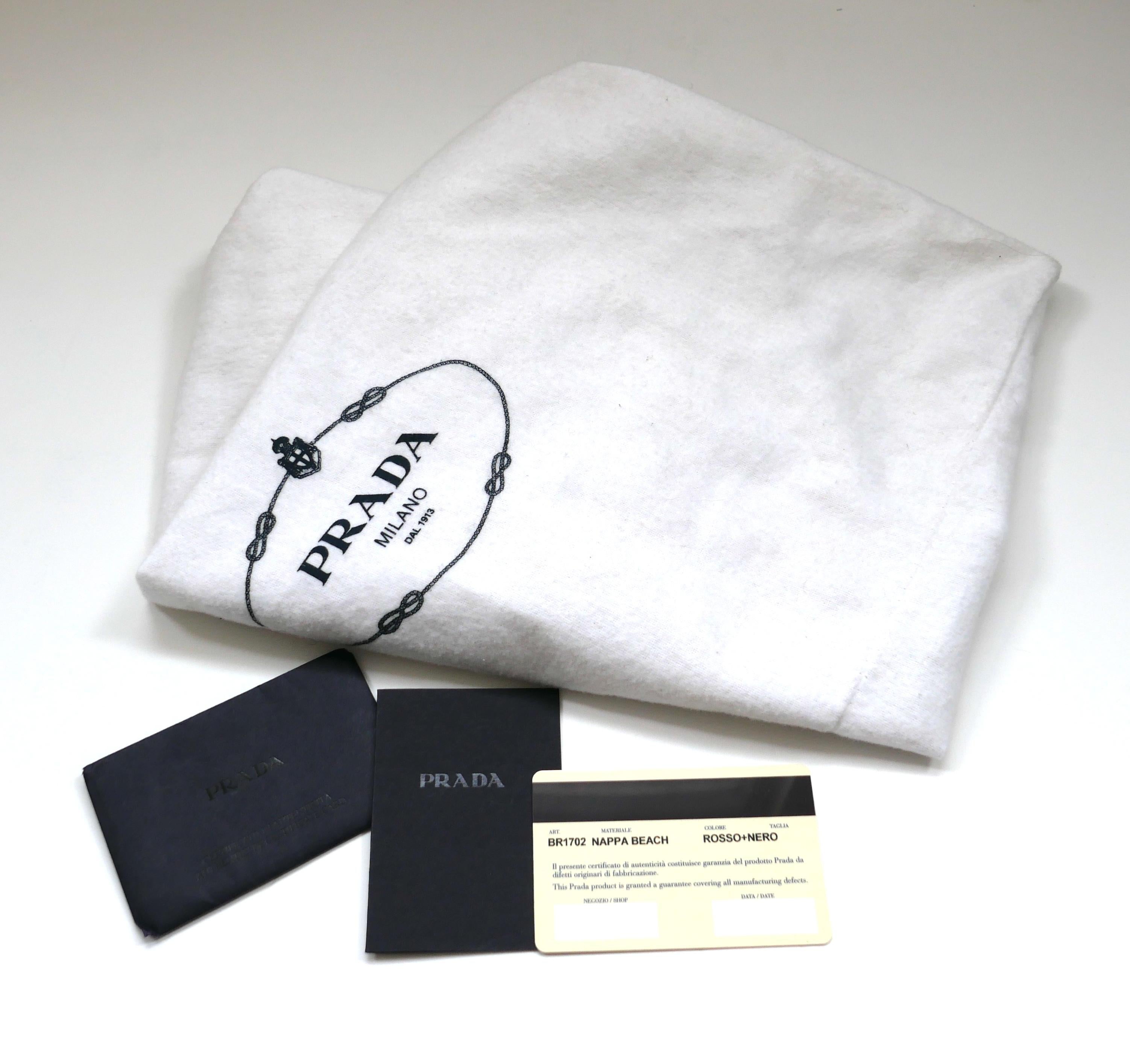 Prada Vintage Nappa Beach Rosso Nero années 2000 en vente 6