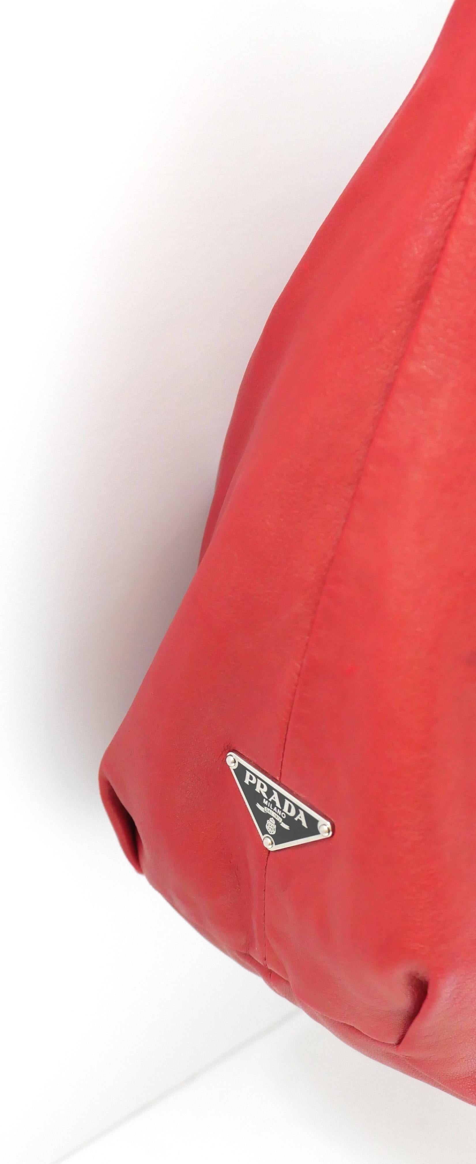 Superbe sac vintage Prada Nappa Beach en coloris Rosso Nero. Datant du début des années 2000, il n'a été utilisé qu'une seule fois. Livré avec sac à poussière et carte d'authenticité. Un modèle très spacieux en cuir noir très souple, avec de