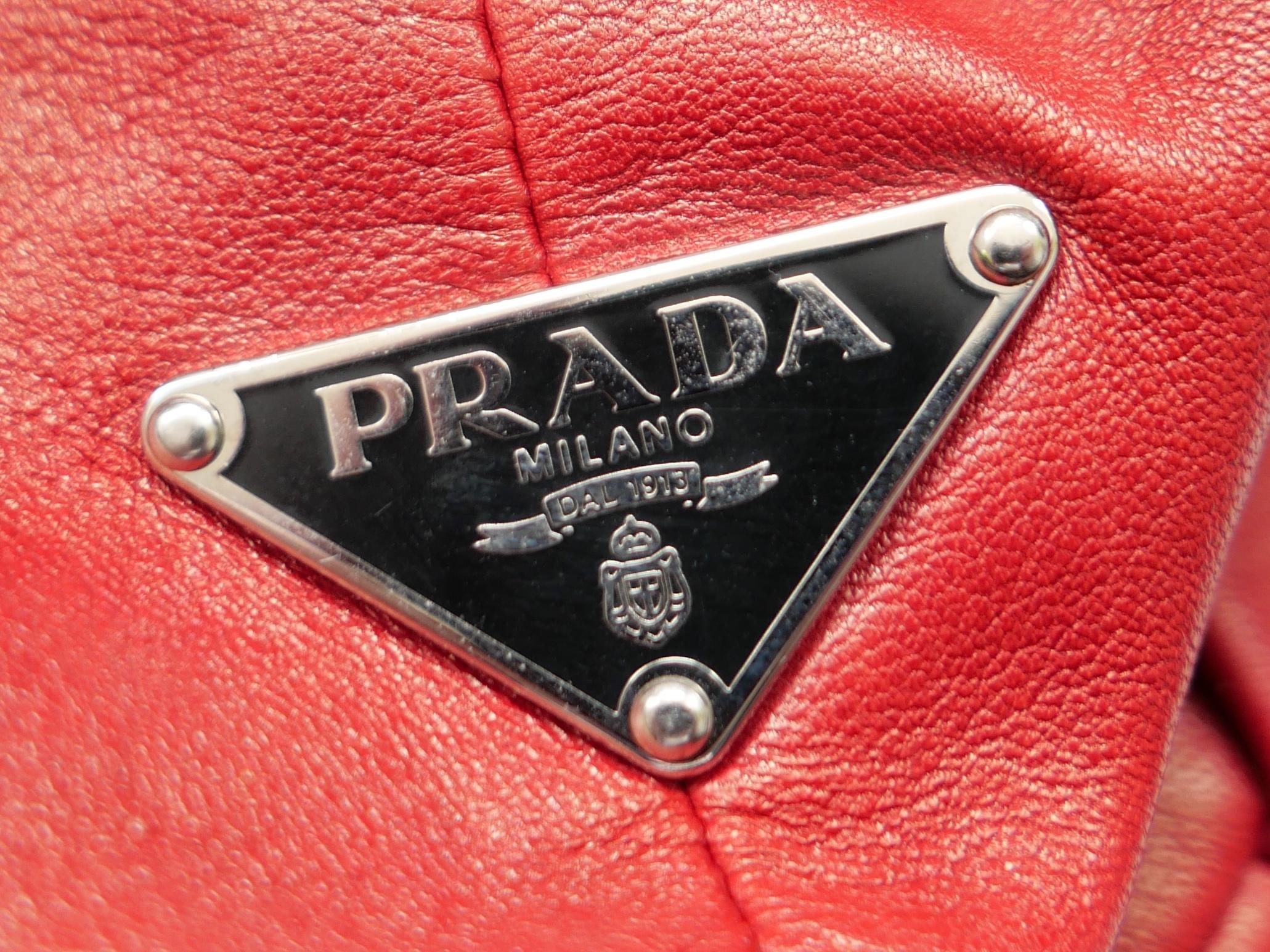 Prada Vintage Nappa Beach Rosso Nero années 2000 en vente 2
