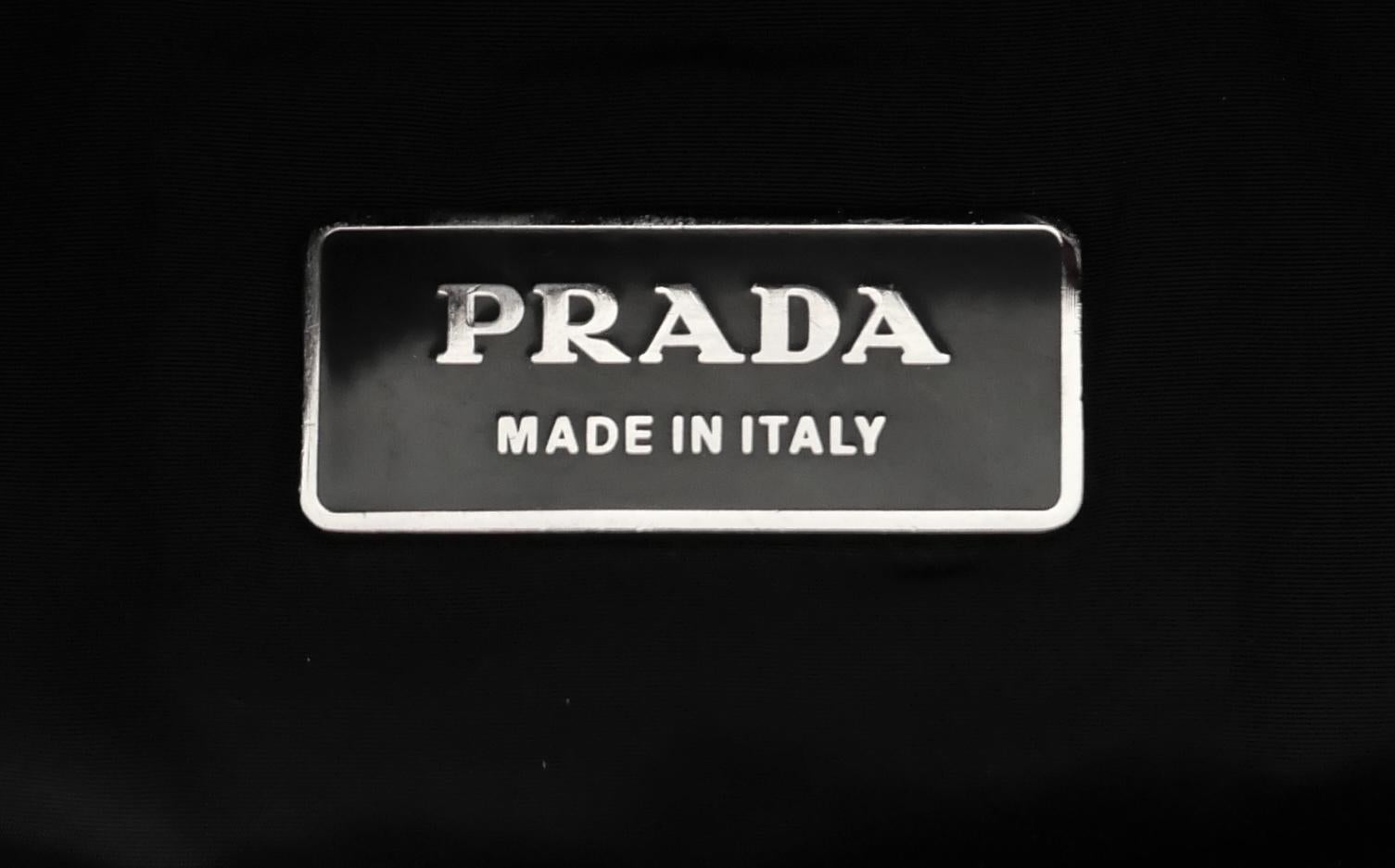 Prada Vintage Nappa Beach Rosso Nero années 2000 en vente 3