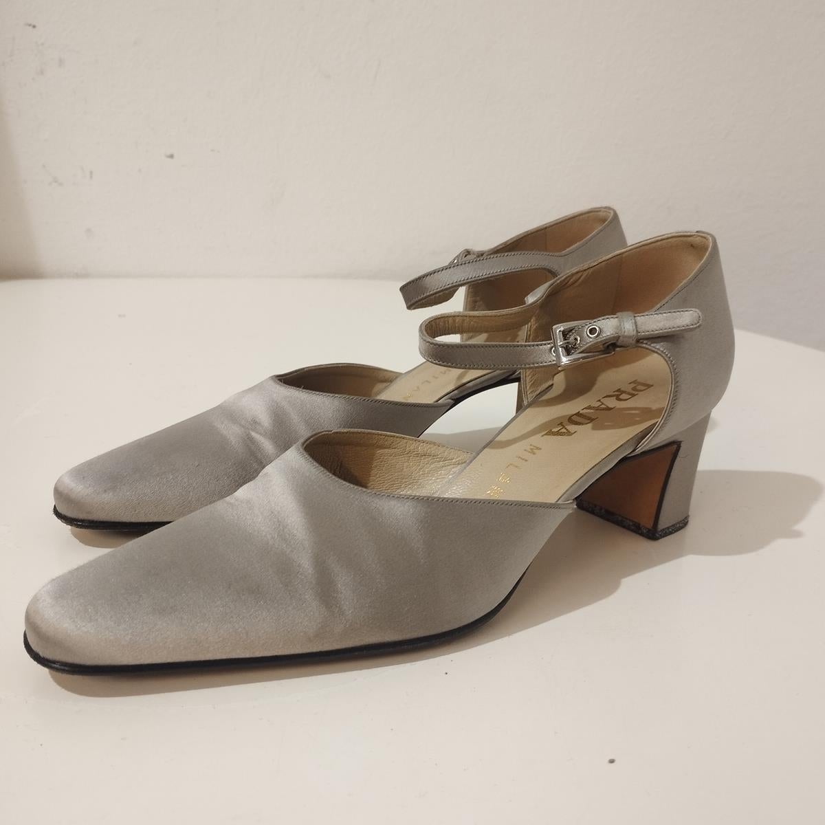 Classic vintage Prada shoes
Vintage
Satin
Grey color
Ankle strap
Heel cm 5,5 (2,16 inches)
Worldwide fast shipping included in the price