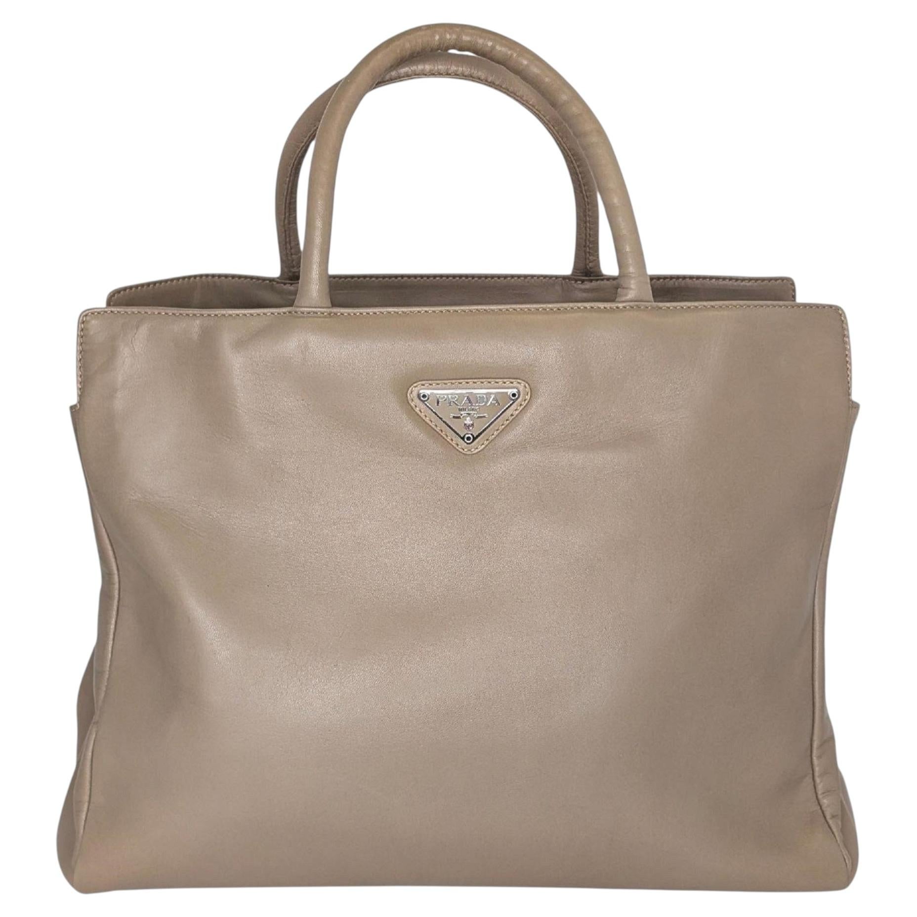 Borsa sportiva Prada Vintage in pelle nappa color taupe, modello B5465