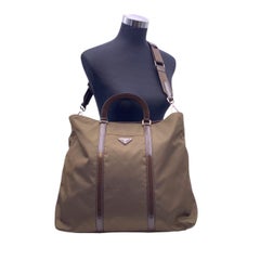 Bolso tote grande de Prada Vintage, de nylon «Tessuto» y charol, con dos formas de llevarlo