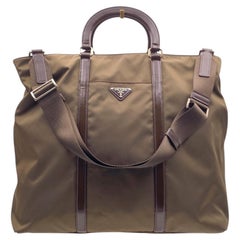 Bolso tote grande de Prada Vintage, de nylon «Tessuto» y charol, con dos formas de llevarlo