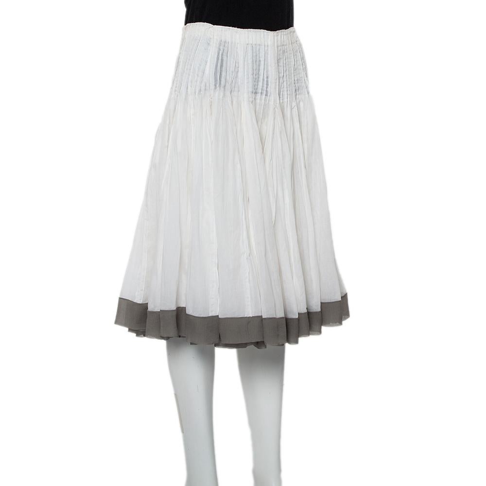 Simple, stylish, and easy to style, this Prada Vintage skirt is a closet must-have! It has been made from cotton in a white shade and is perfect for your summer closet. The creation is finished off with pleats and contrast trim details.

