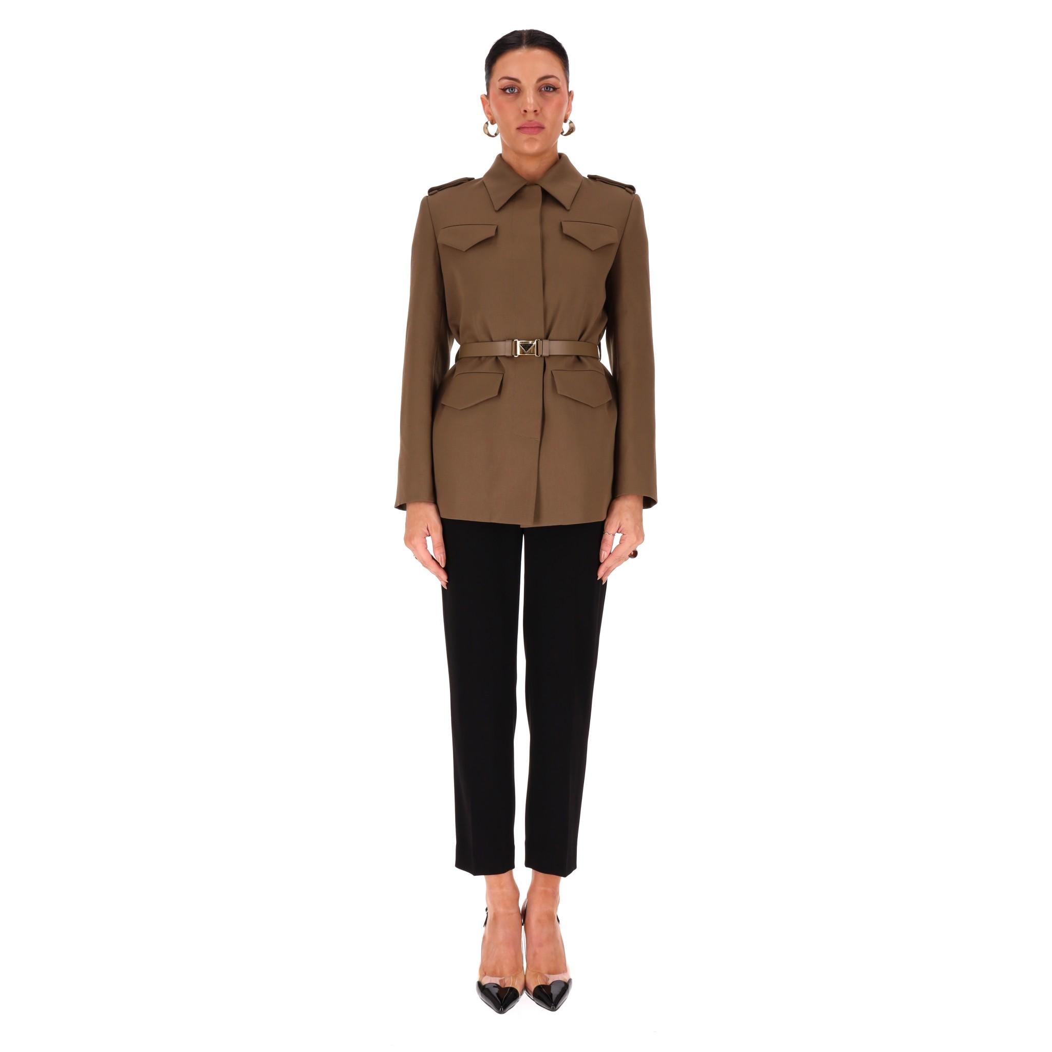 Giacca con cintura in gabardine di lana vergine di Prada

Giacca marrone completamente realizzata in gabardine di lana vergine con quattro tasche con patta sul davanti.

La cintura in pelle di vitello è impreziosita dalla fibbia in metallo con logo